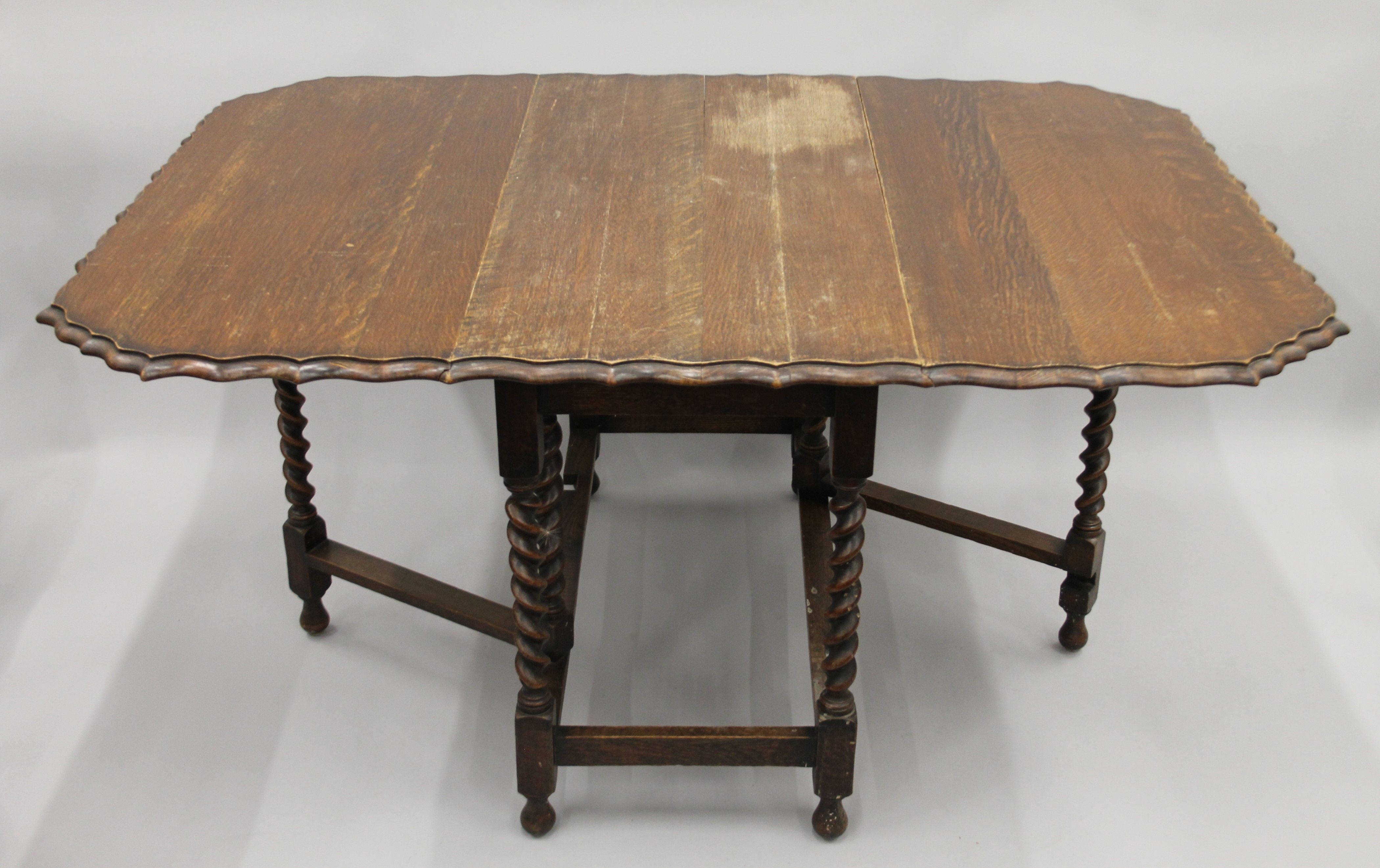 An early 20th century oak drop leaf table with pie crust edge. 54 cm wide with flaps down. - Image 3 of 7