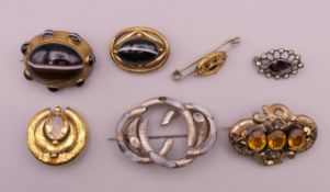 A quantity of Victorian brooches, including banded agate examples.