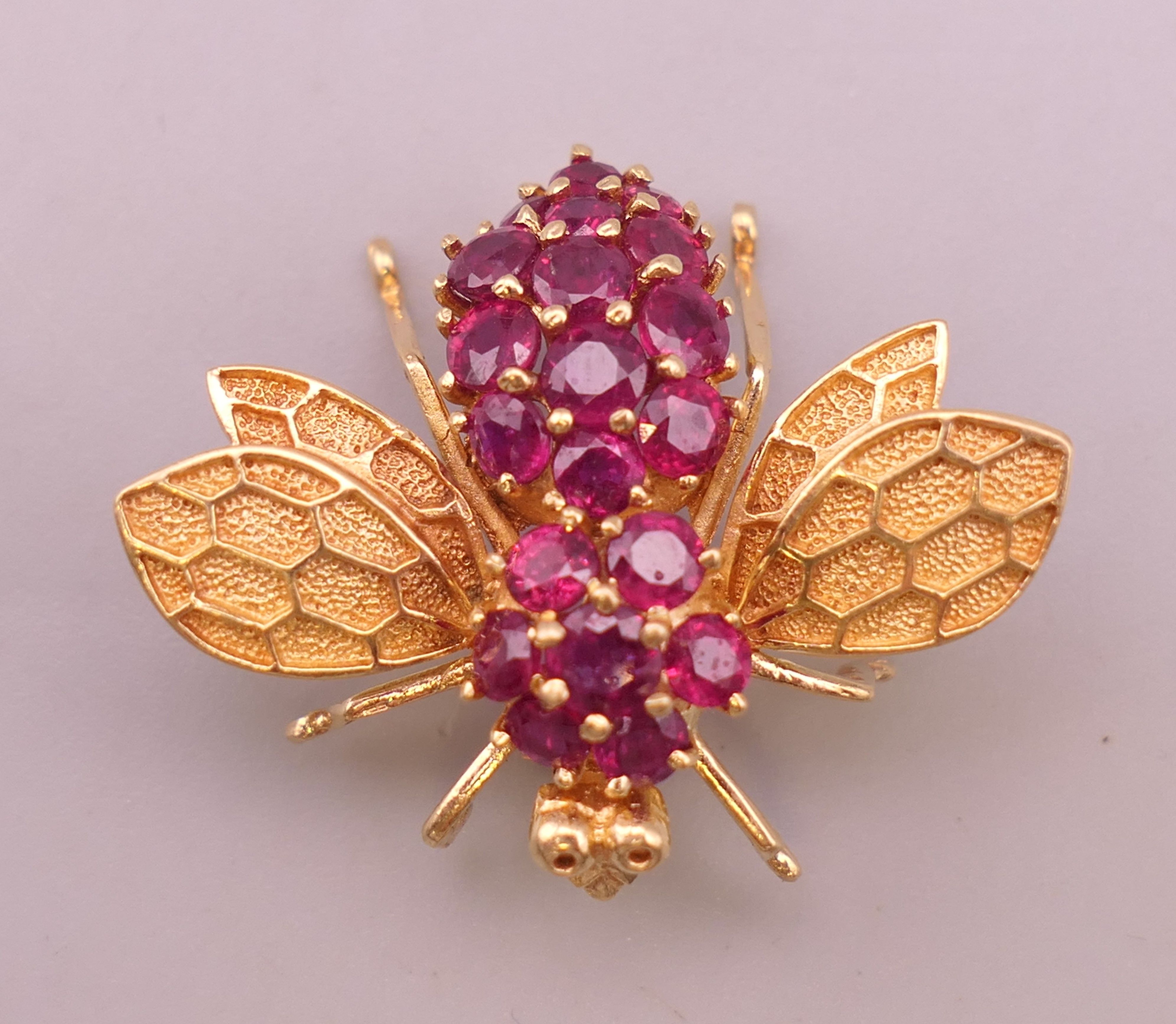 A 14 ct gold and ruby bee form brooch. 2.5 cm long. 6.8 grammes total weight. - Image 2 of 7