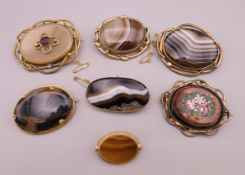 A quantity of various Victorian brooches, including banded agate.