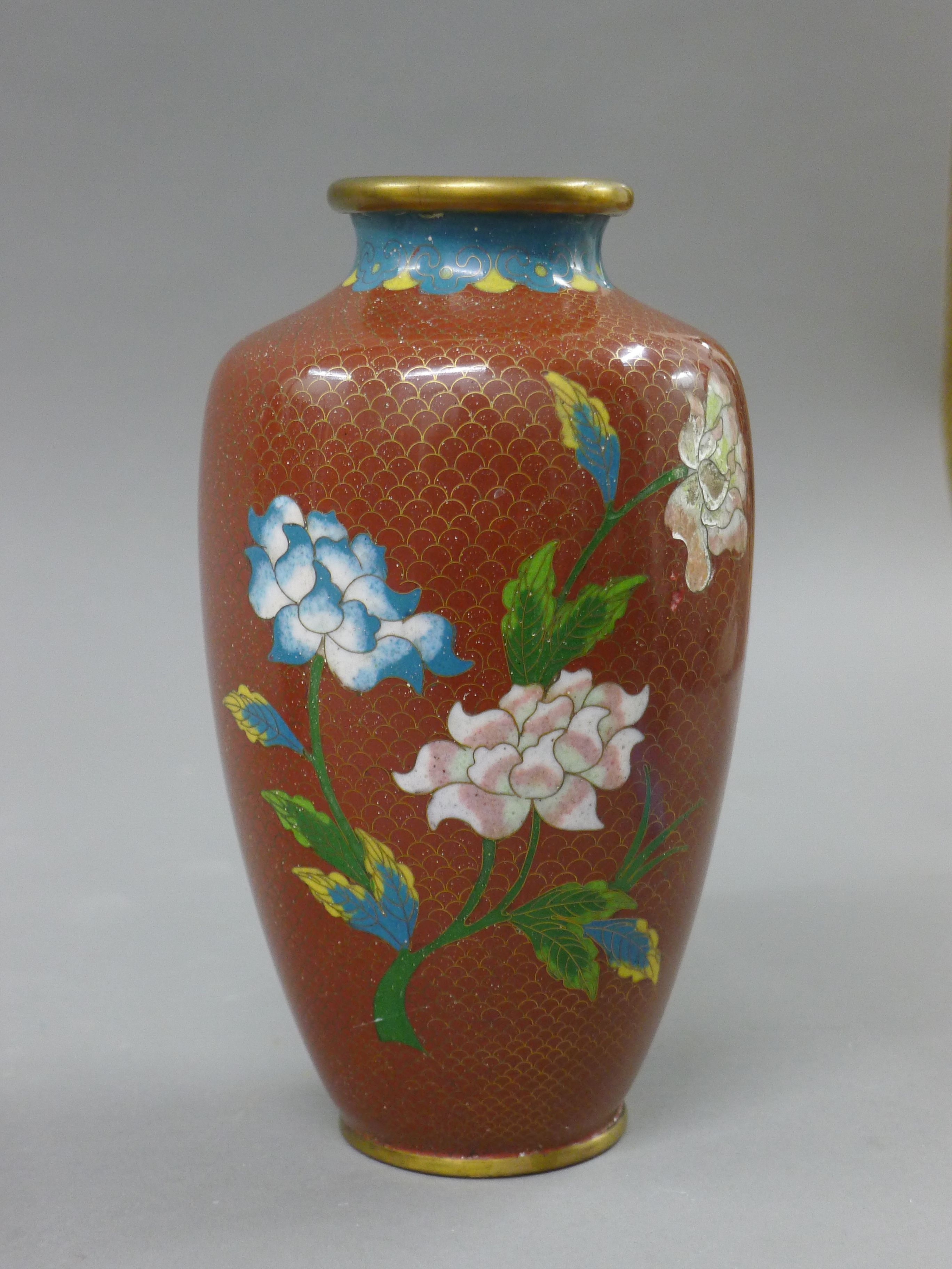 A pair of red cloisonne vases. 18 cm high. - Image 3 of 5