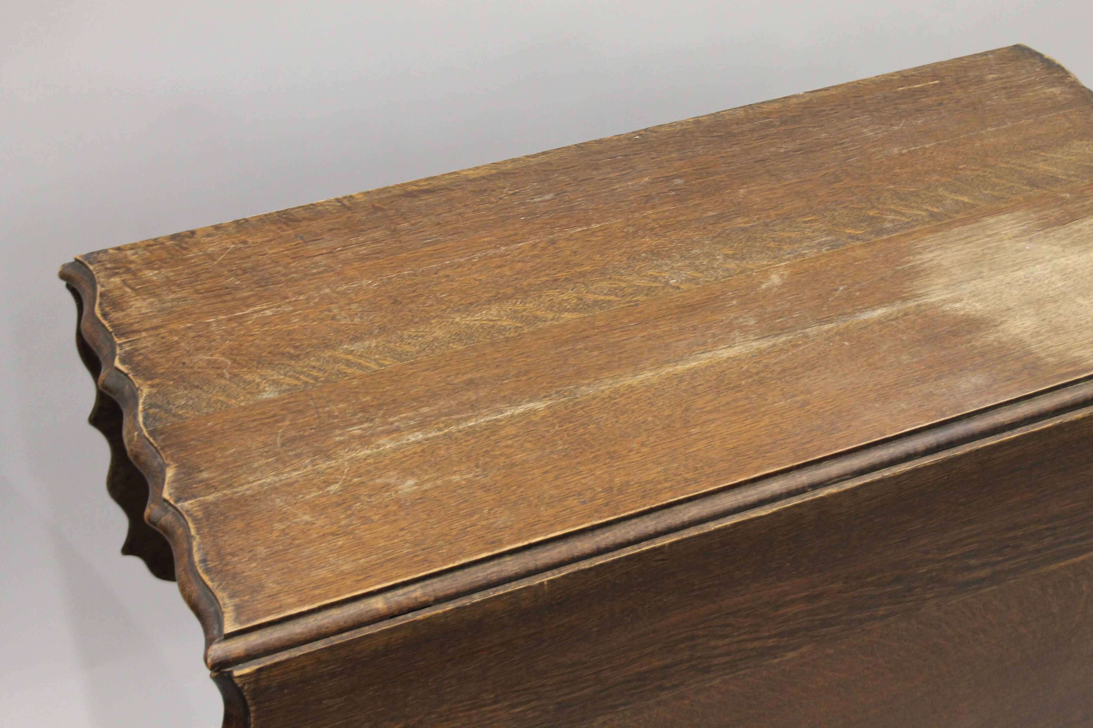 An early 20th century oak drop leaf table with pie crust edge. 54 cm wide with flaps down. - Image 2 of 7