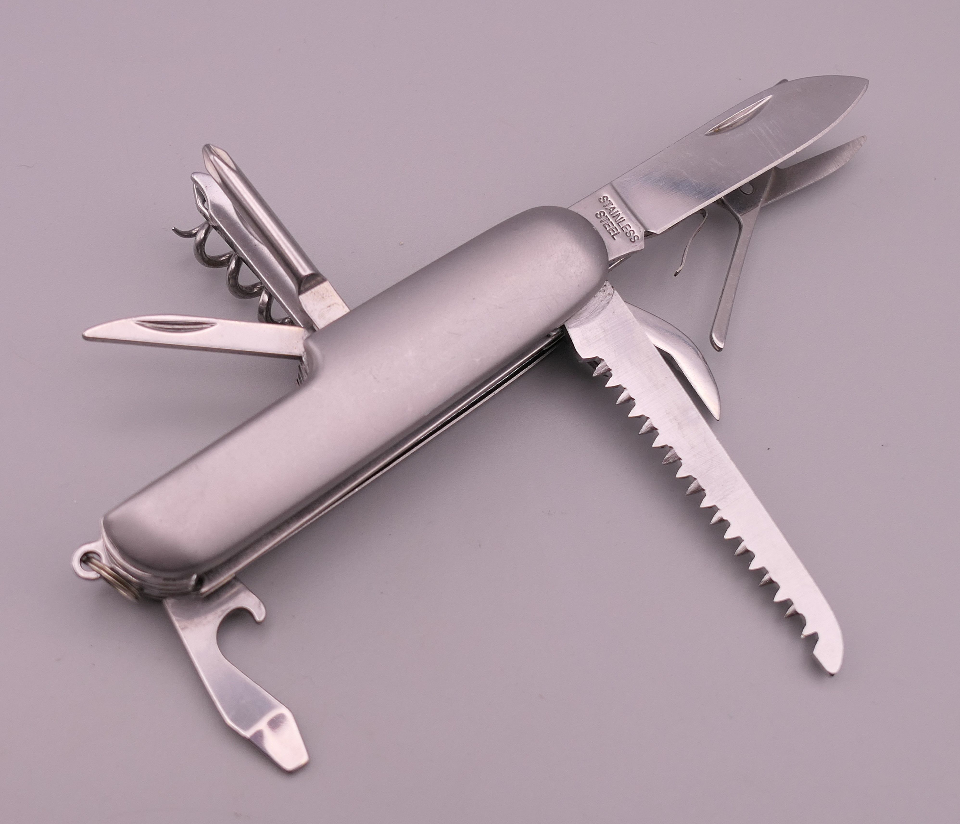 A quantity of various penknives, including a 1942 marlin spike knife and a Swiss Army knife. - Image 10 of 13