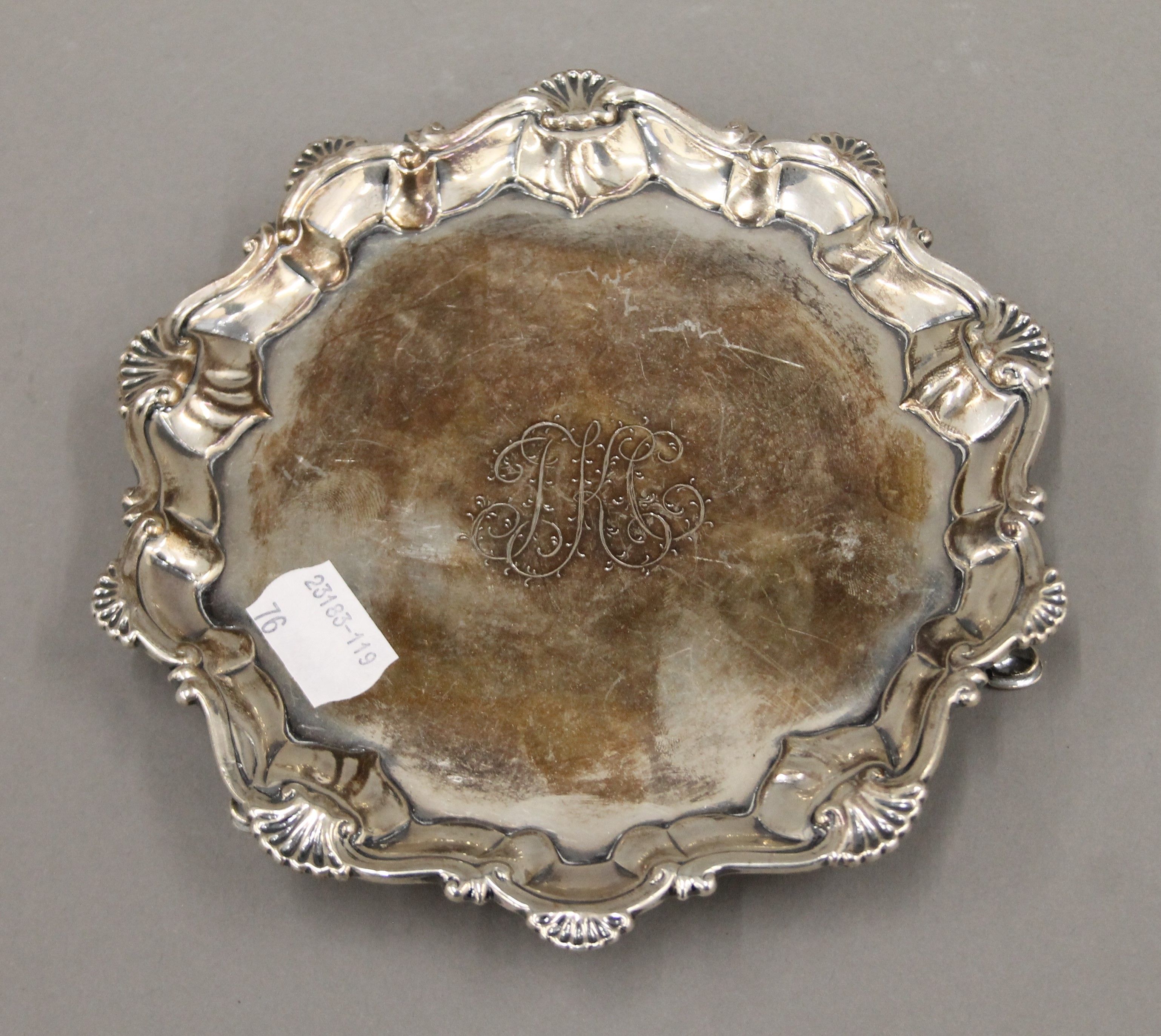 A small Georgian silver salver. 16 cm diameter. 6.3 troy ounces. - Image 2 of 5