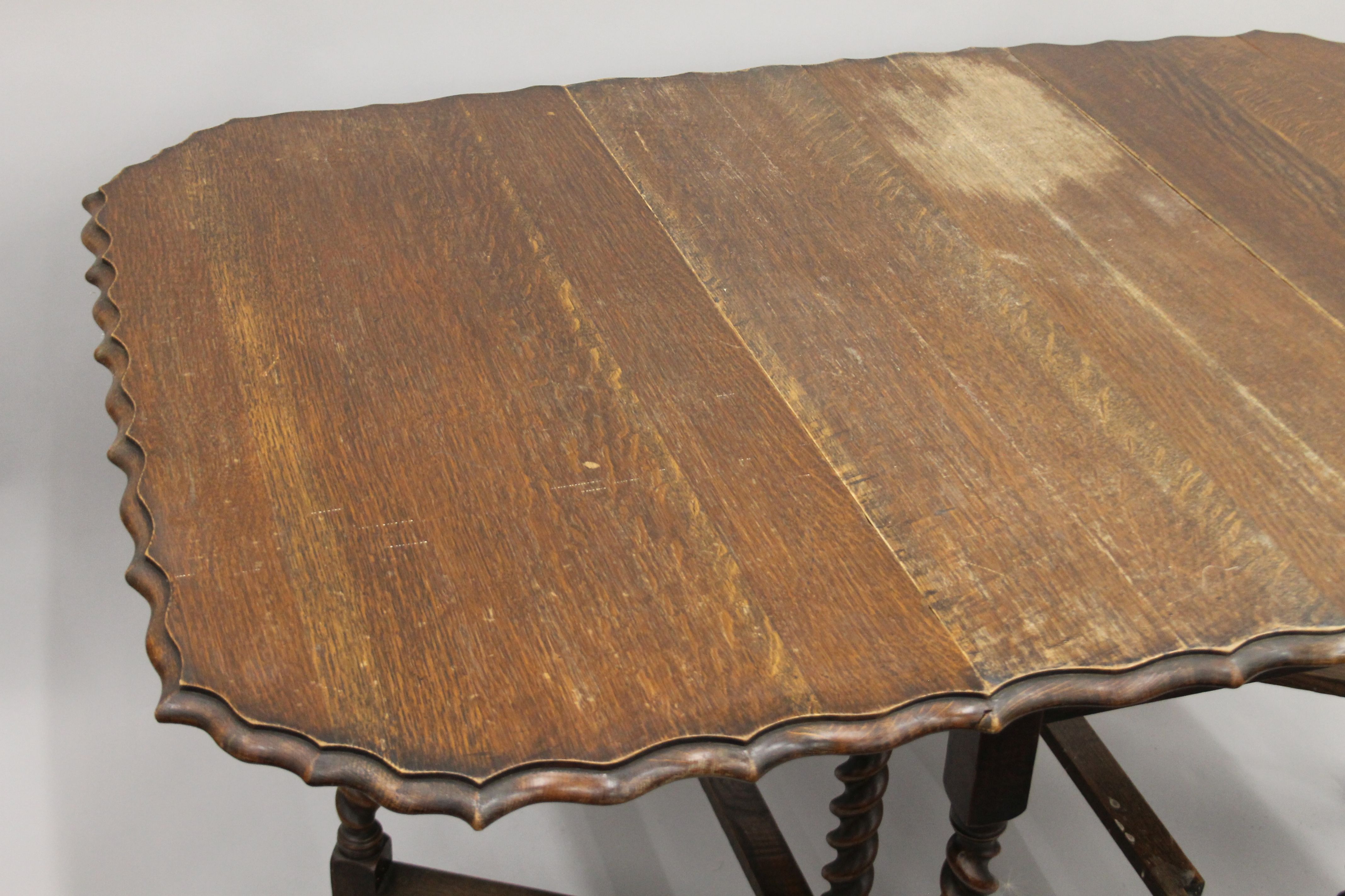 An early 20th century oak drop leaf table with pie crust edge. 54 cm wide with flaps down. - Image 4 of 7