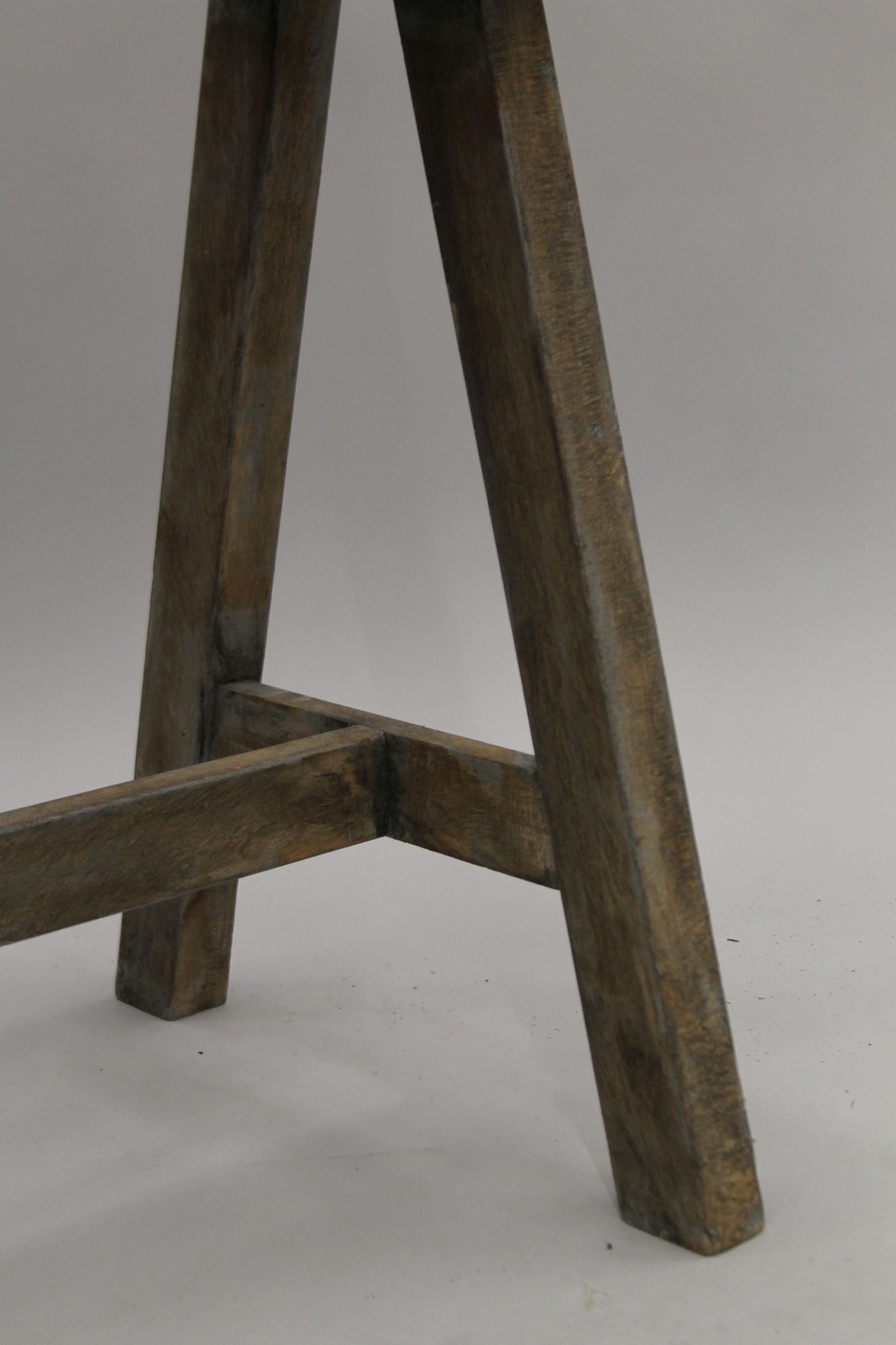 An artist's easel. 71 cm wide. - Image 4 of 4