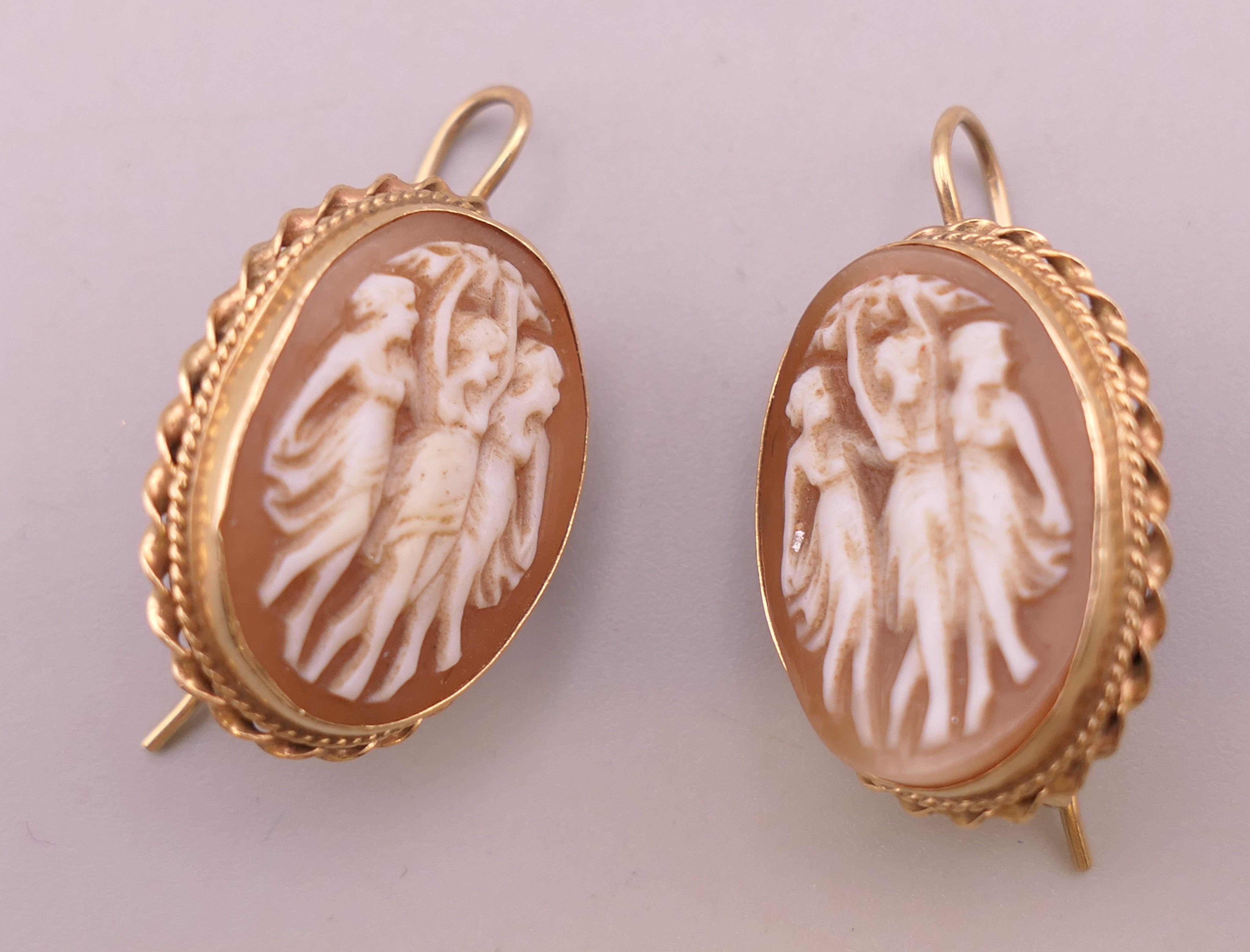 A pair of 14 K gold cameo earrings. Cameos 2 cm high. 6.8 grammes total weight. - Image 2 of 5