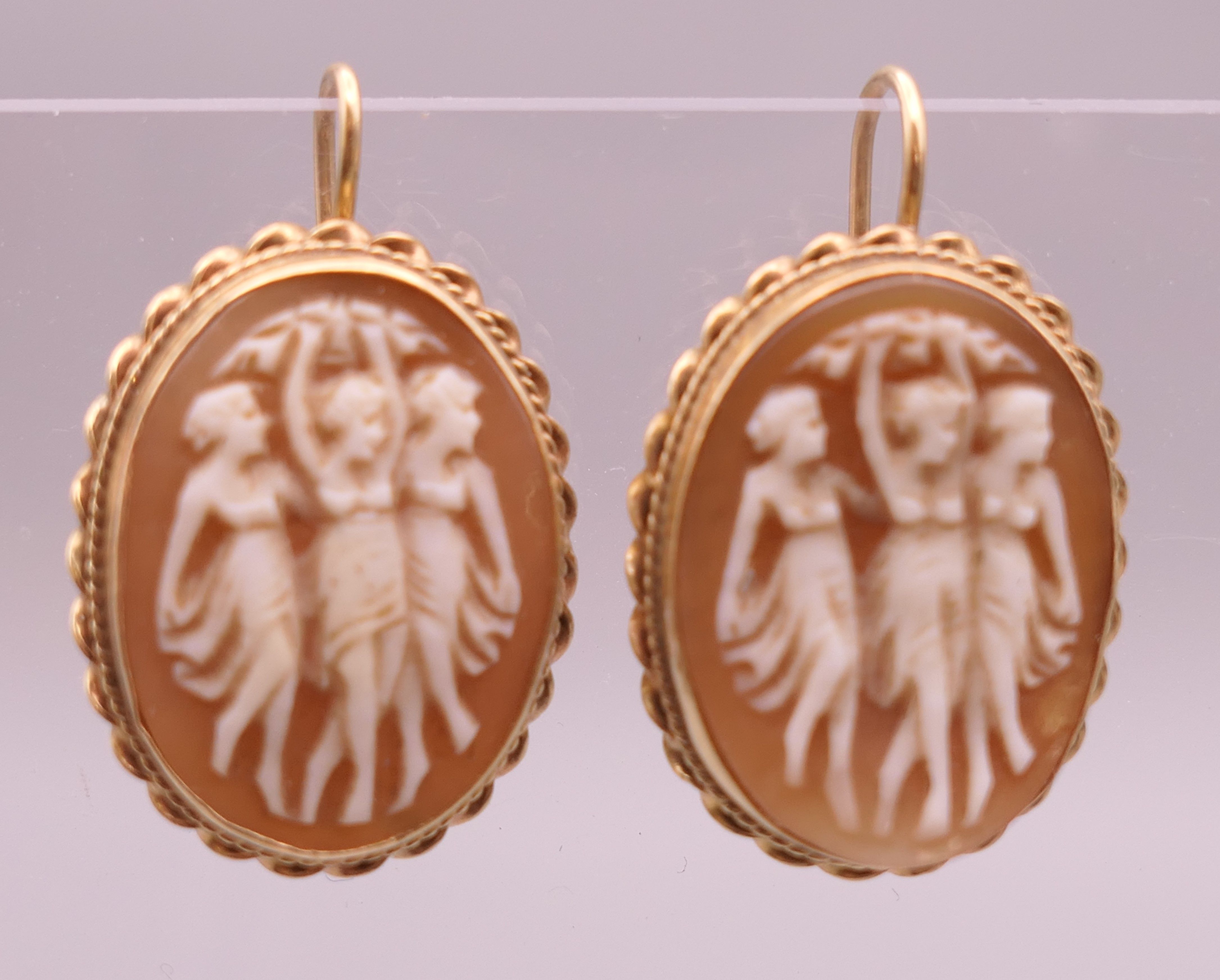 A pair of 14 K gold cameo earrings. Cameos 2 cm high. 6.8 grammes total weight.