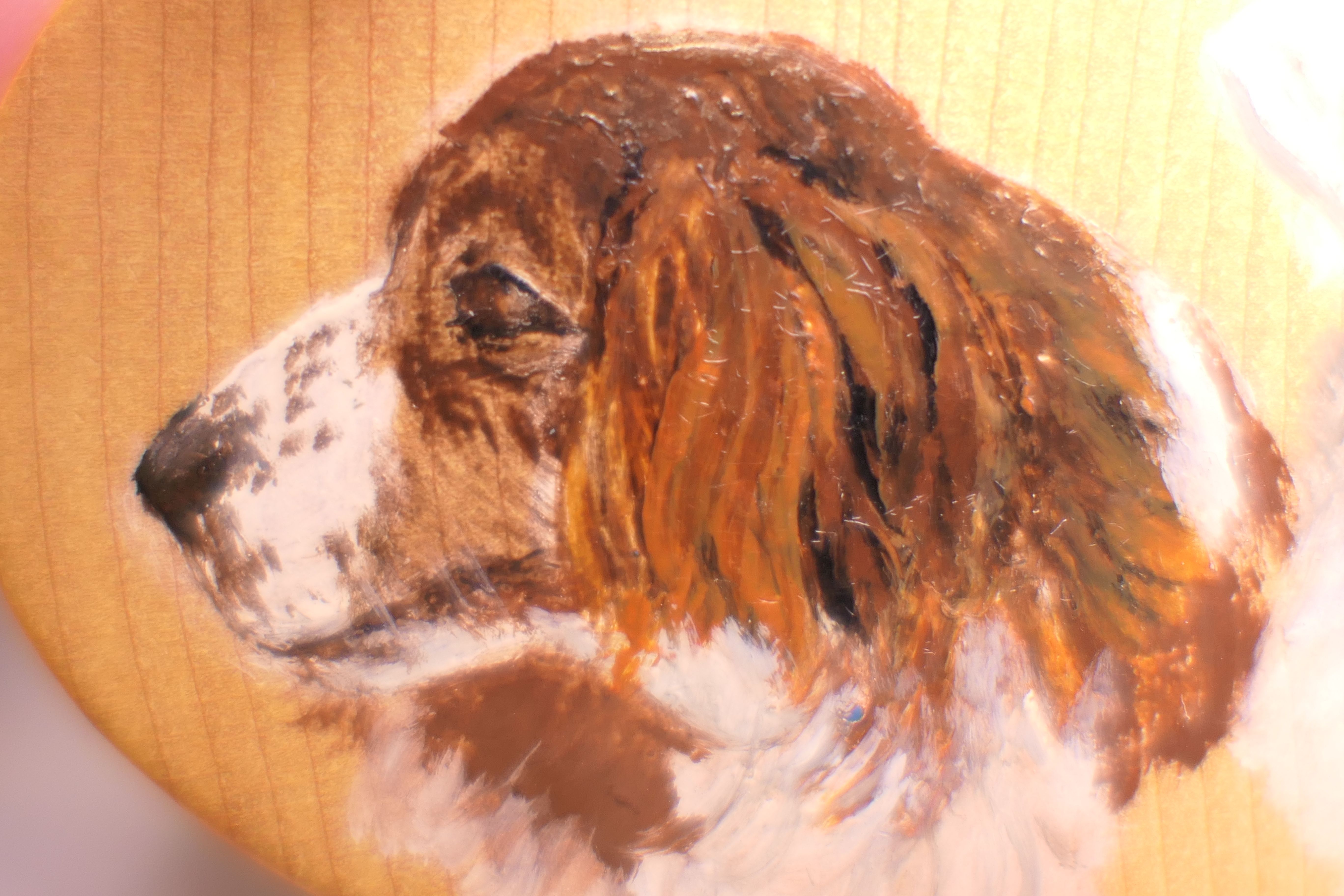A wooden brooch painted with two dogs. 6 cm wide. - Image 4 of 6