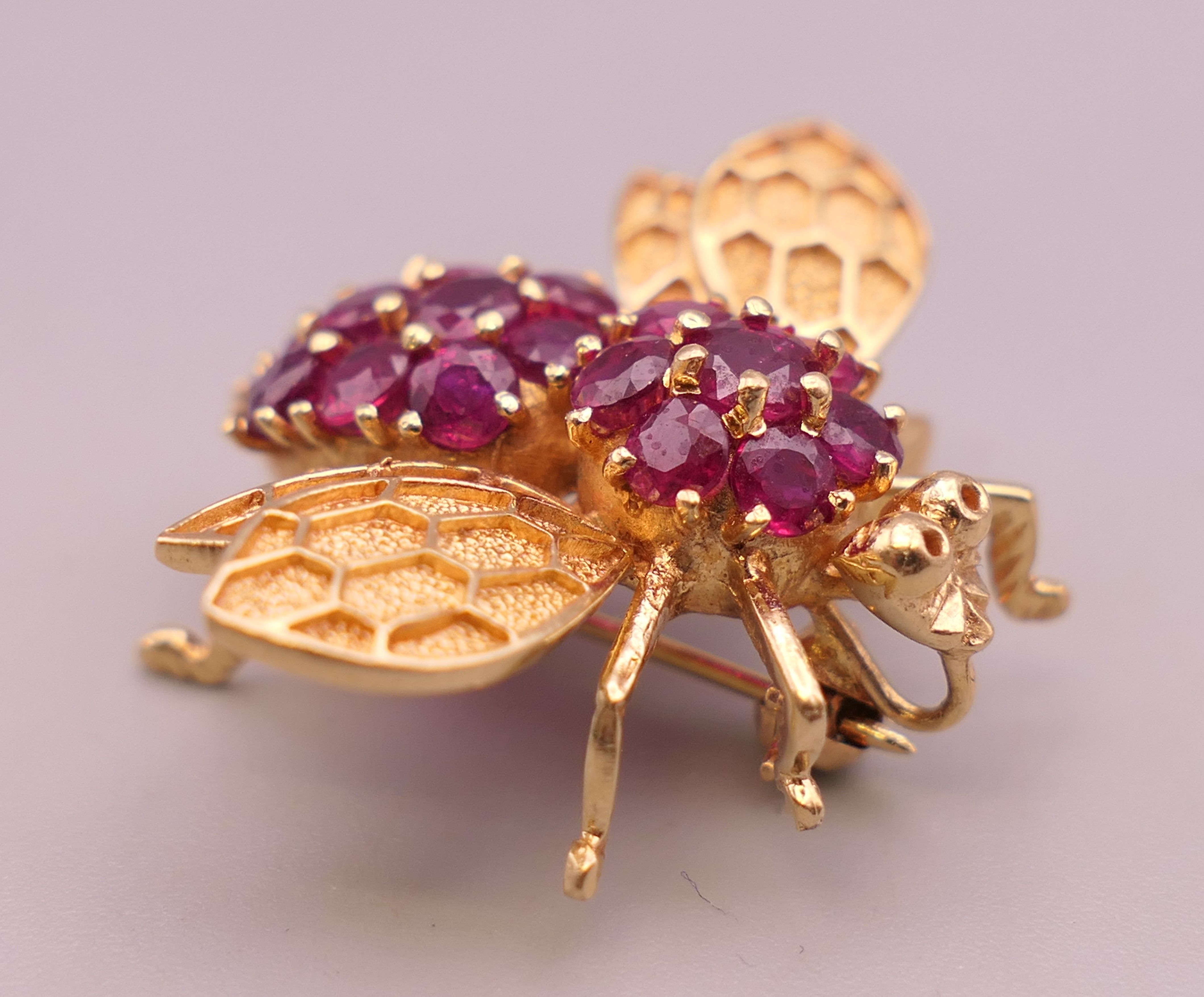 A 14 ct gold and ruby bee form brooch. 2.5 cm long. 6.8 grammes total weight. - Image 3 of 7