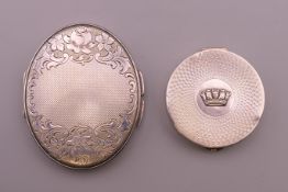 Two silver compacts. Largest 7.5 cm wide. 99 grammes total weight.