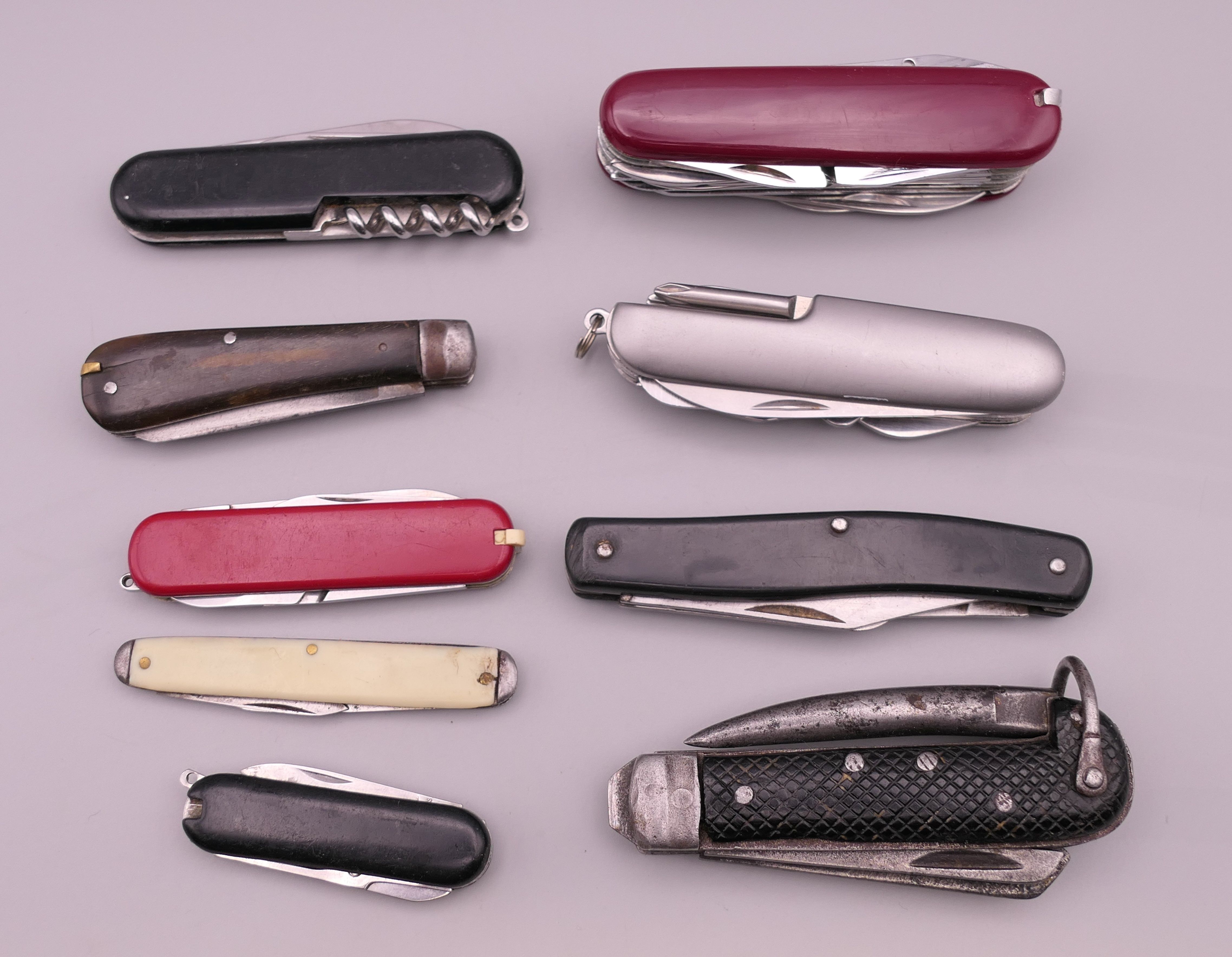 A quantity of various penknives, including a 1942 marlin spike knife and a Swiss Army knife. - Image 2 of 13