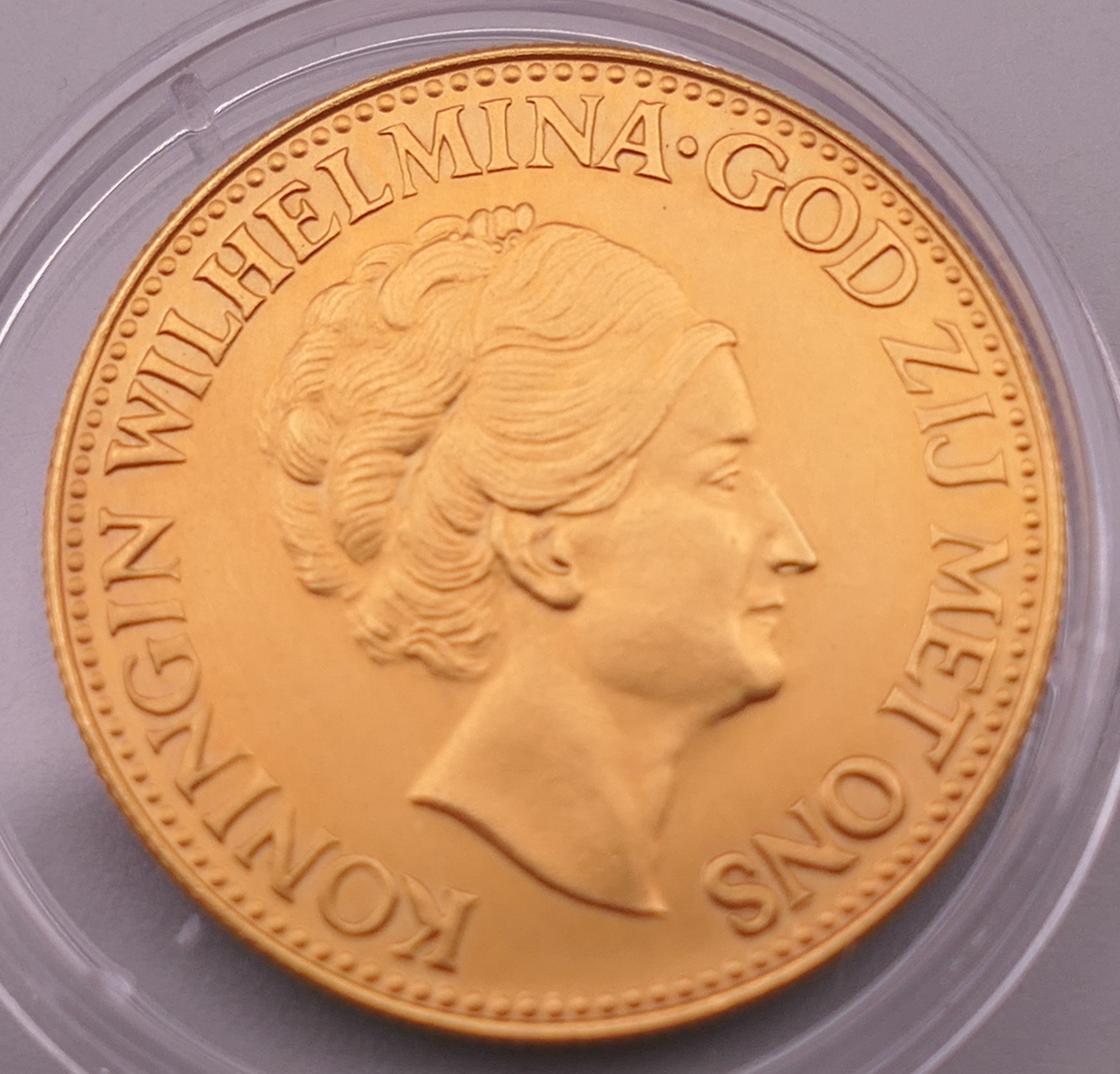 A 1925 10 guilder gold coin. 6 grammes.