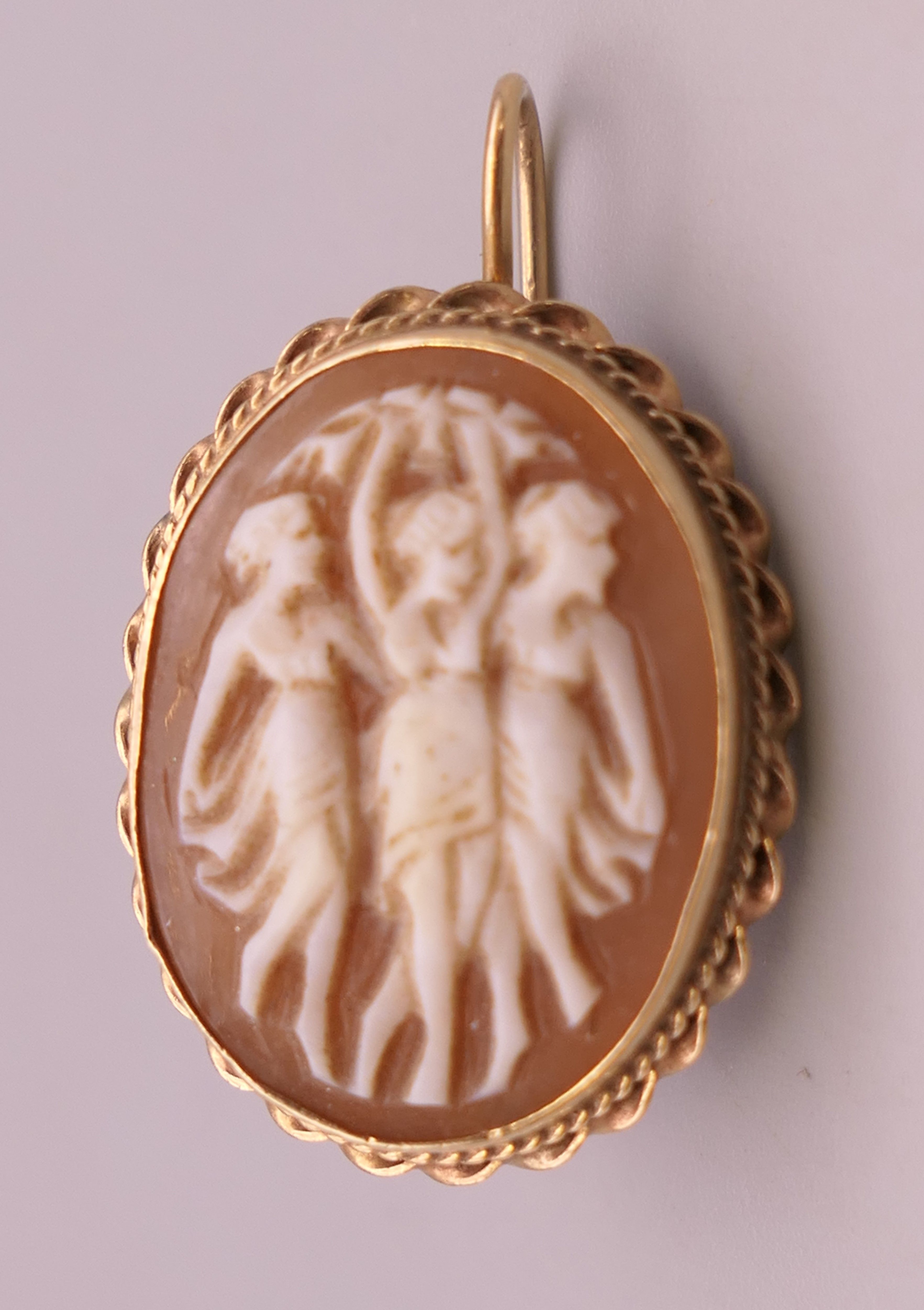 A pair of 14 K gold cameo earrings. Cameos 2 cm high. 6.8 grammes total weight. - Image 5 of 5