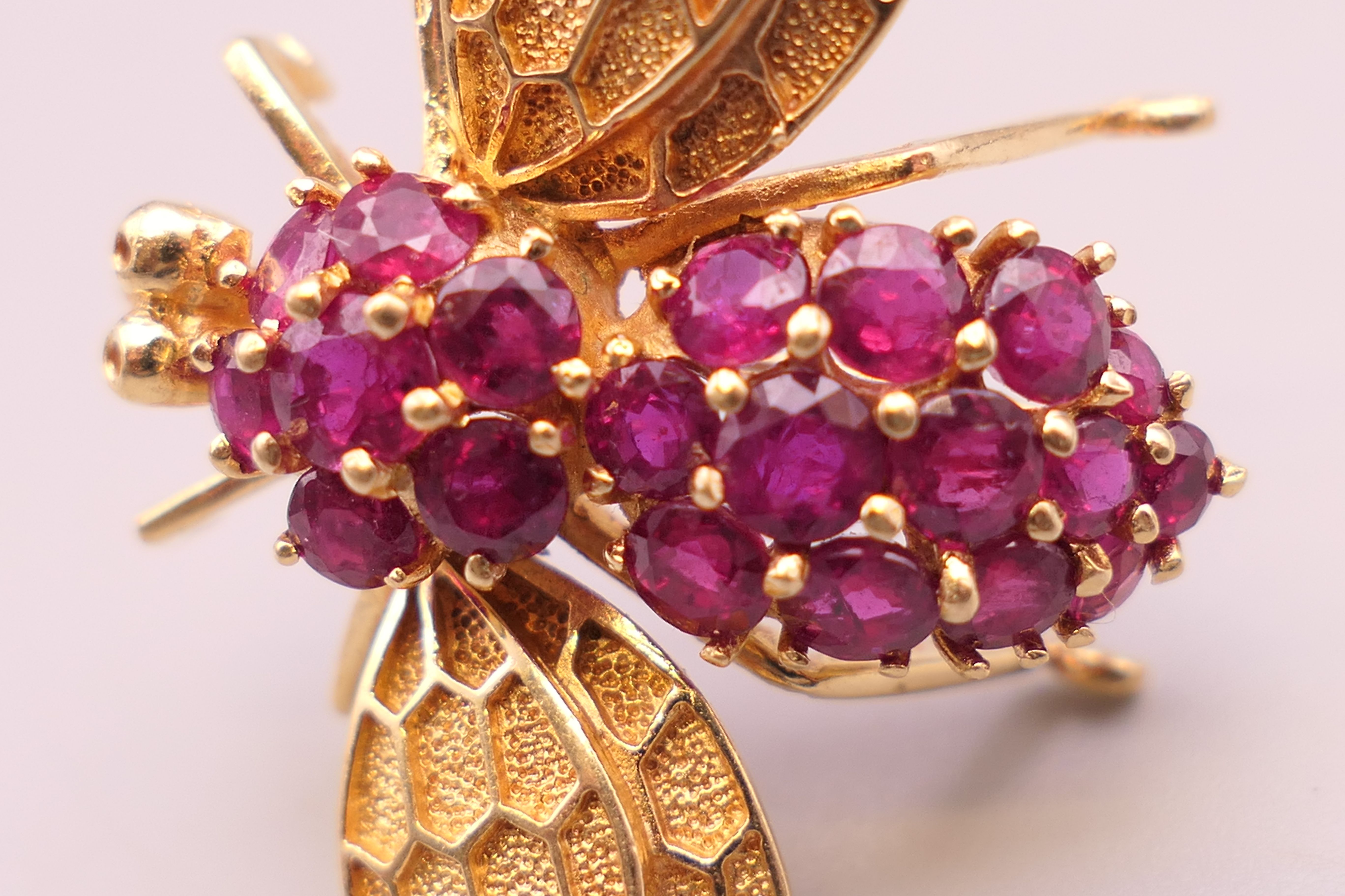 A 14 ct gold and ruby bee form brooch. 2.5 cm long. 6.8 grammes total weight. - Image 7 of 7