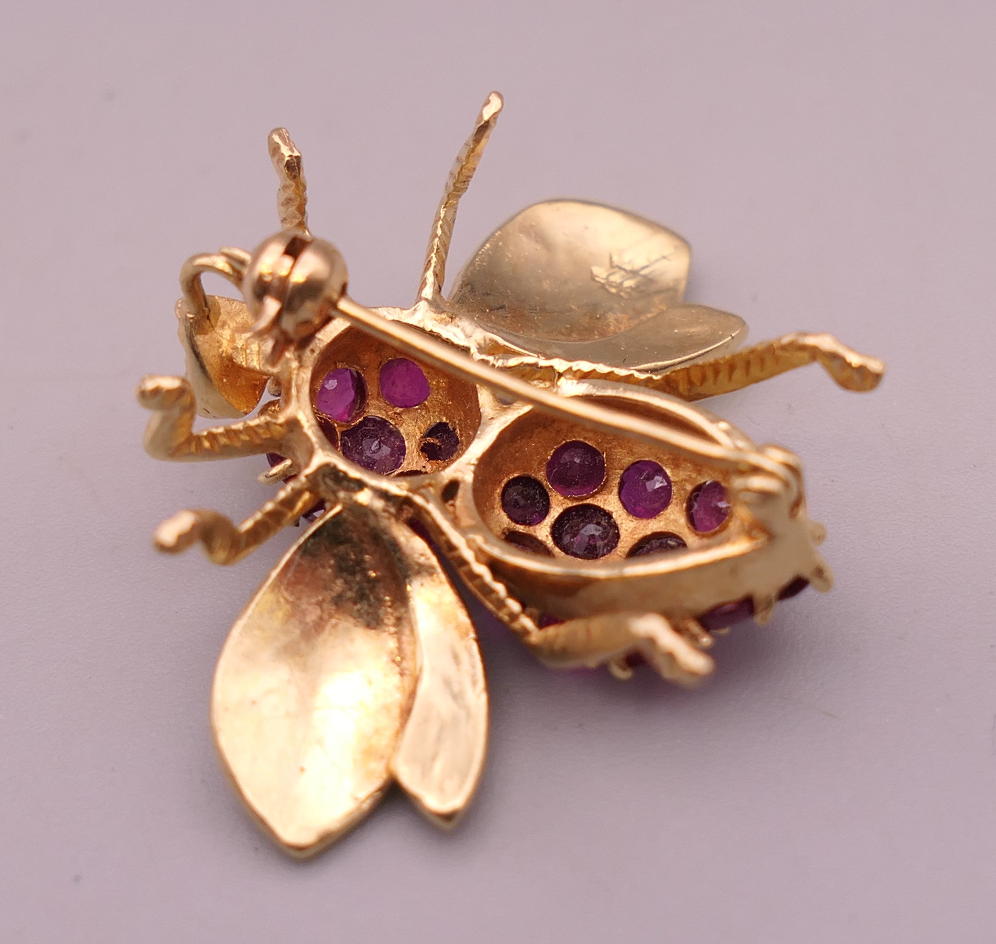 A 14 ct gold and ruby bee form brooch. 2.5 cm long. 6.8 grammes total weight. - Image 5 of 7