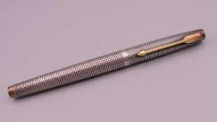 A Parker sterling silver fountain pen with 14 K gold nib. 13 cm long.