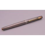 A Parker sterling silver fountain pen with 14 K gold nib. 13 cm long.