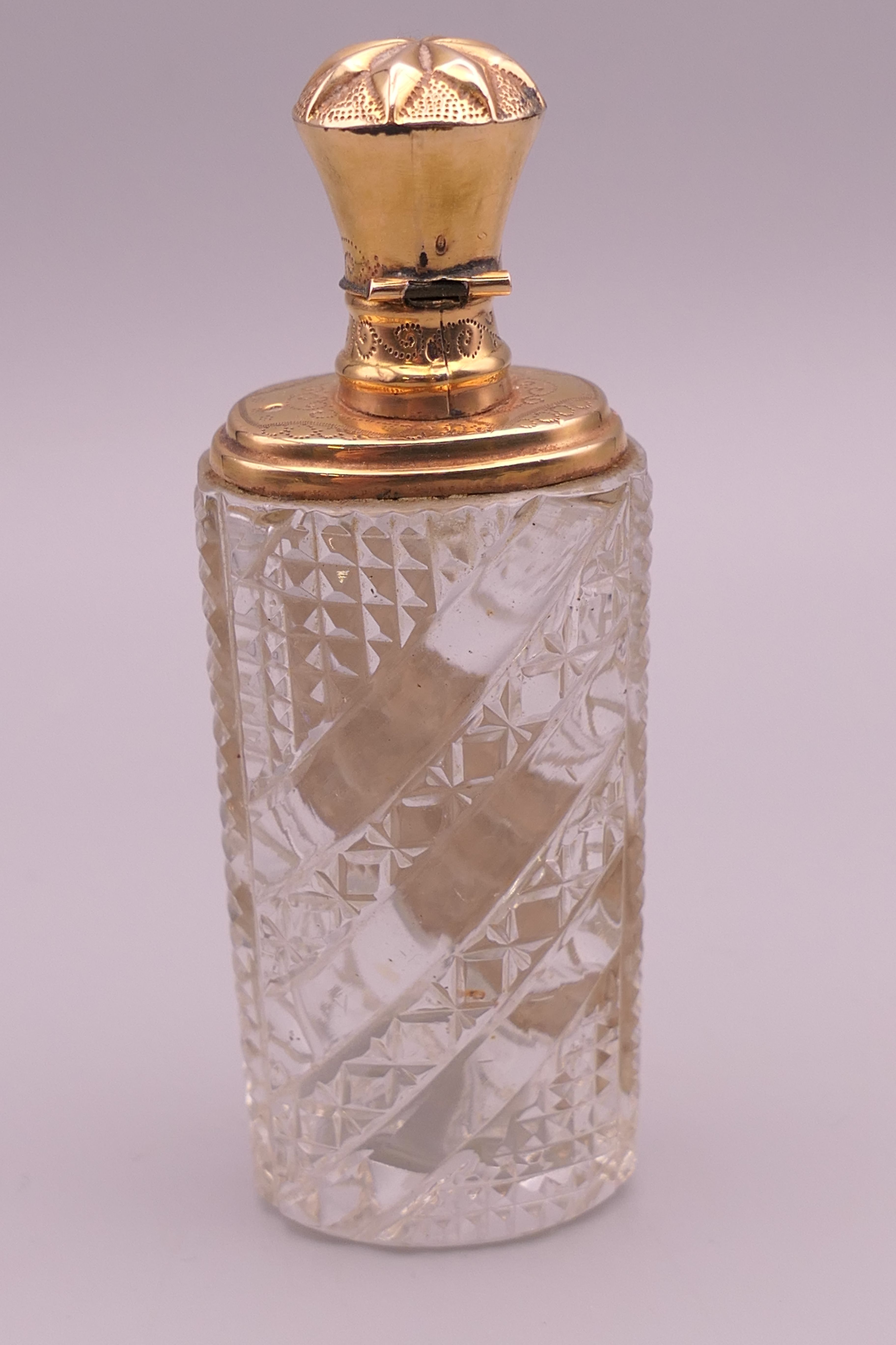 A Continental 18 ct gold and cut crystal glass scent bottle. 9 cm high. - Image 2 of 5