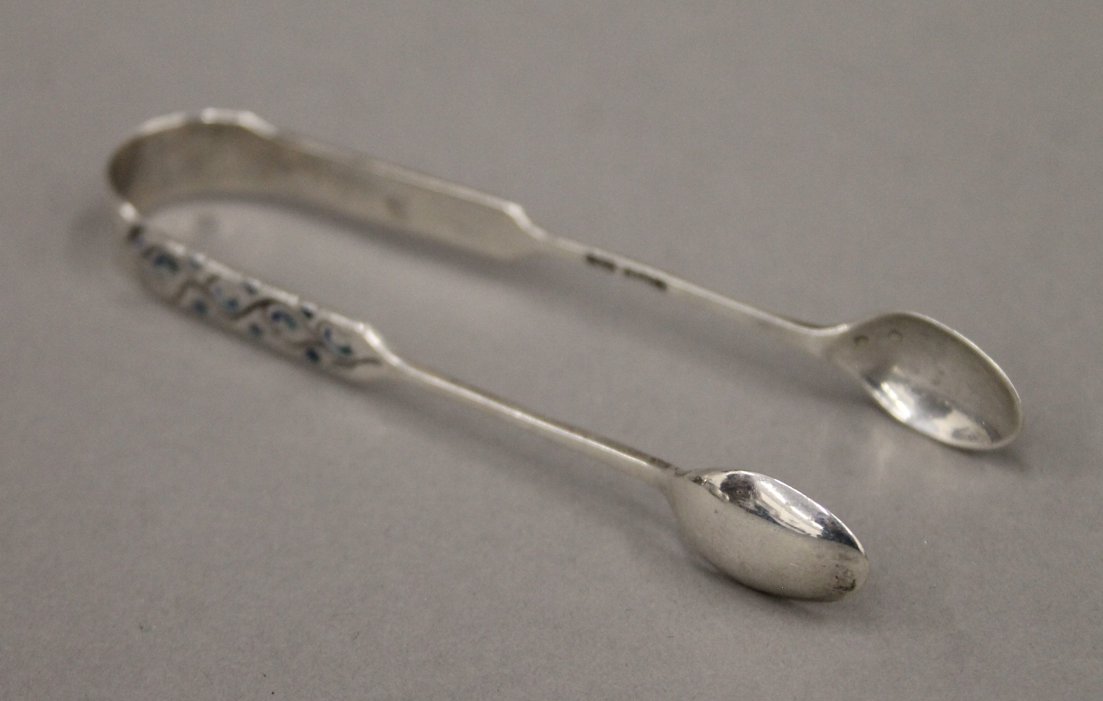 A boxed set of six Liberty and Co enamelled decorated silver teaspoons and matching tongs. - Image 2 of 5