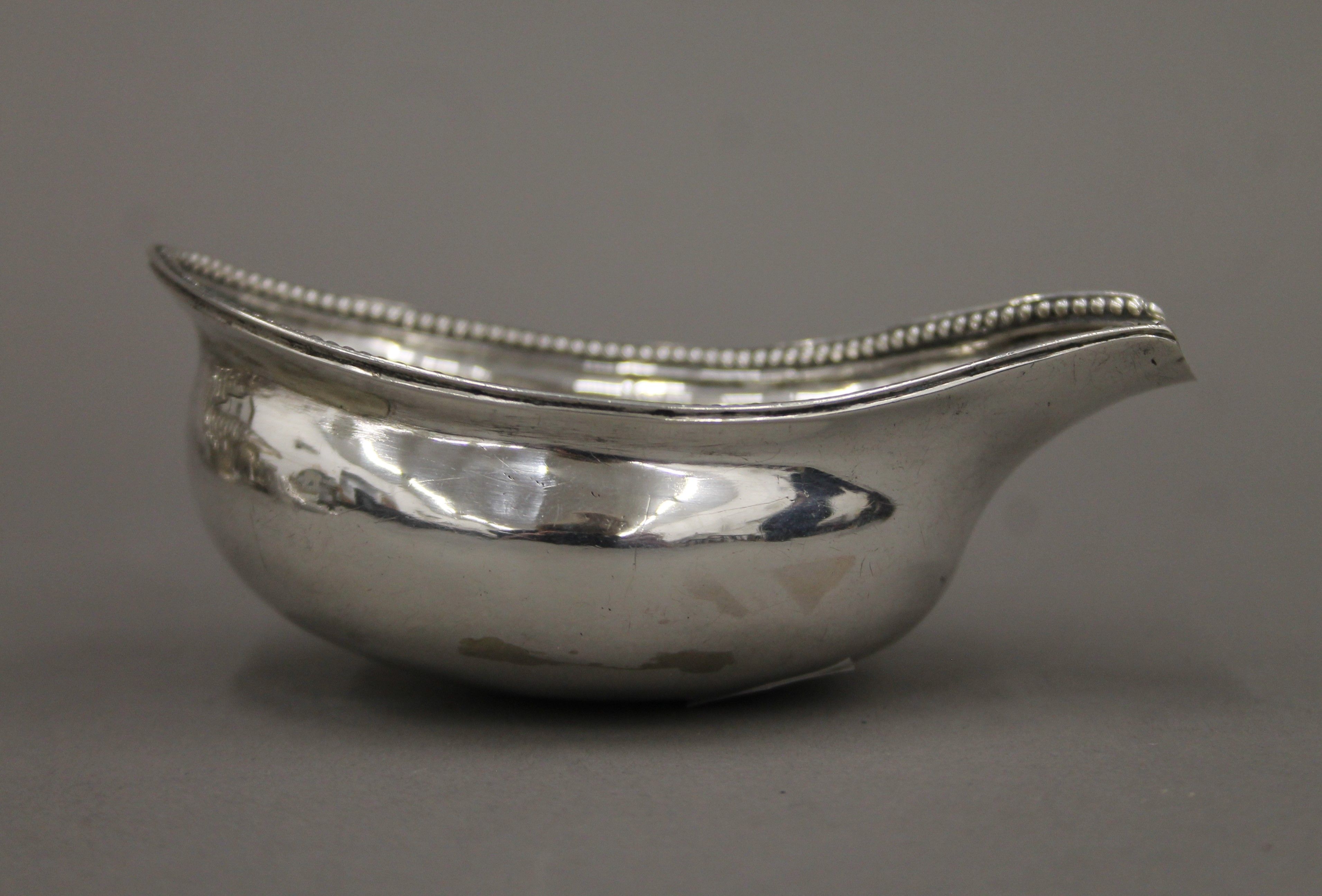 A Georgian silver pap boat. 10 cm long. 39.1 grammes. - Image 2 of 4