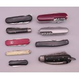 A quantity of various penknives, including a 1942 marlin spike knife and a Swiss Army knife.