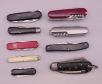 A quantity of various penknives, including a 1942 marlin spike knife and a Swiss Army knife.