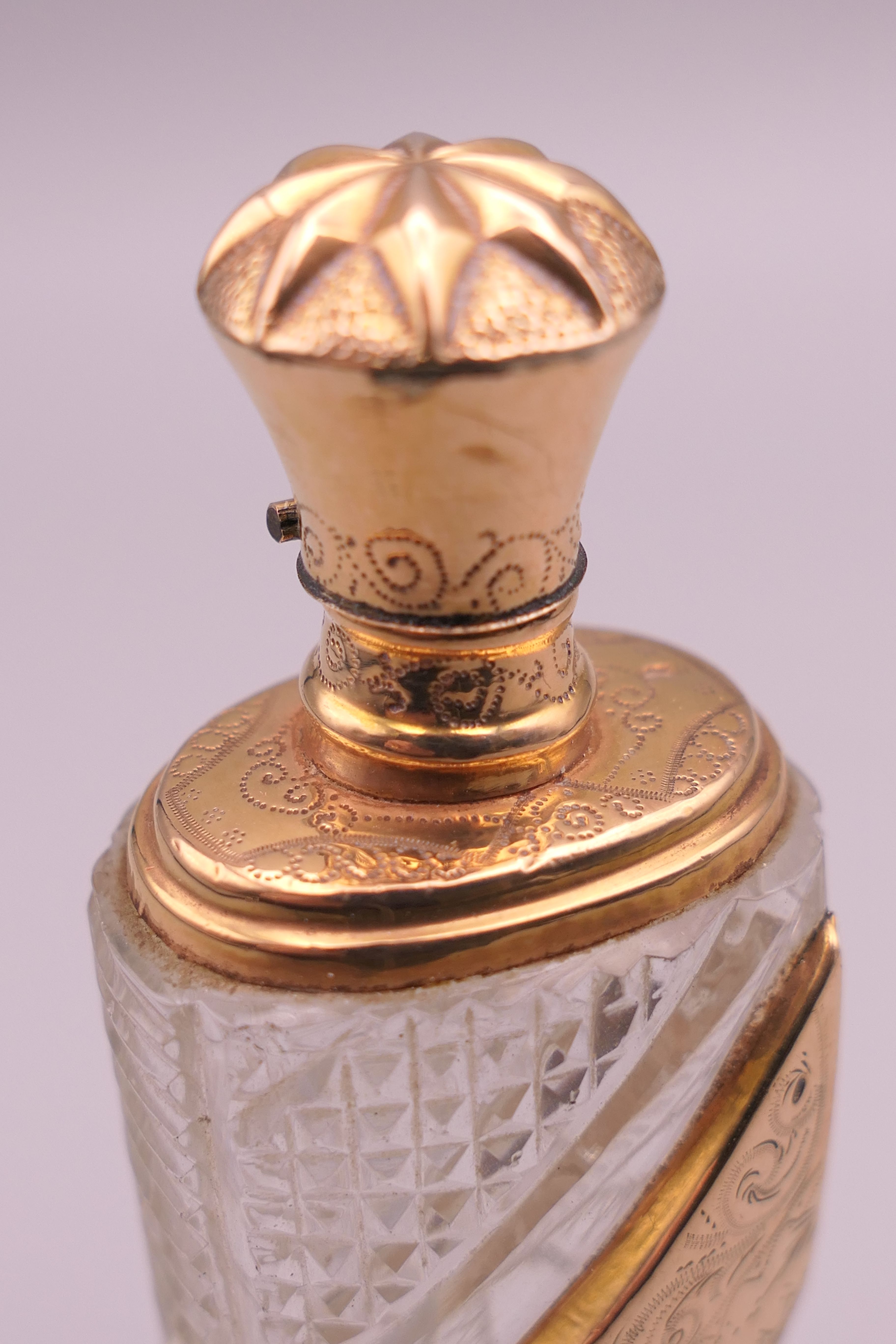 A Continental 18 ct gold and cut crystal glass scent bottle. 9 cm high. - Image 5 of 5