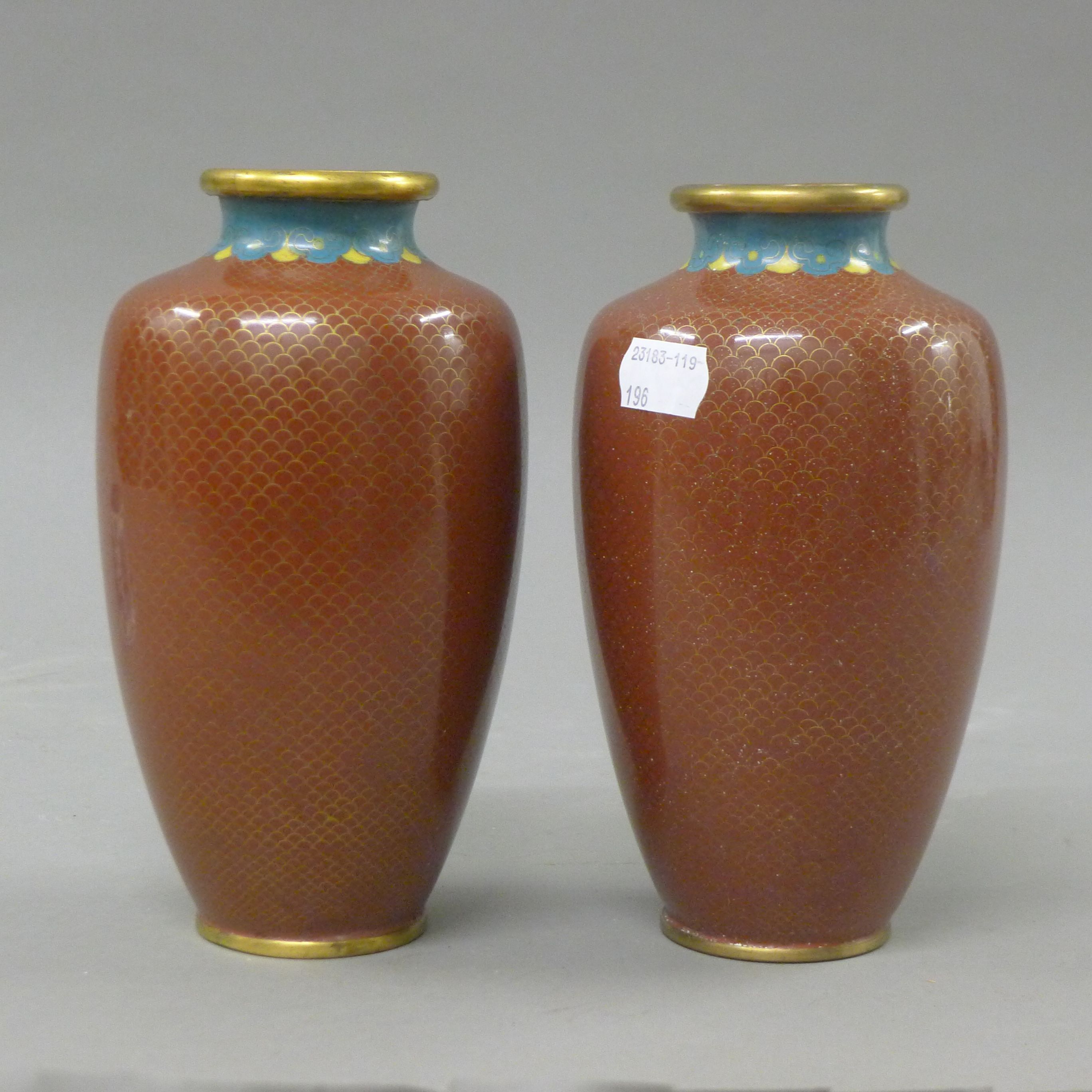 A pair of red cloisonne vases. 18 cm high. - Image 2 of 5