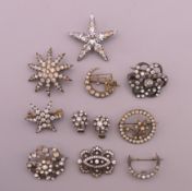 A quantity of various brooches. Star form brooch 3.5 cm wide.