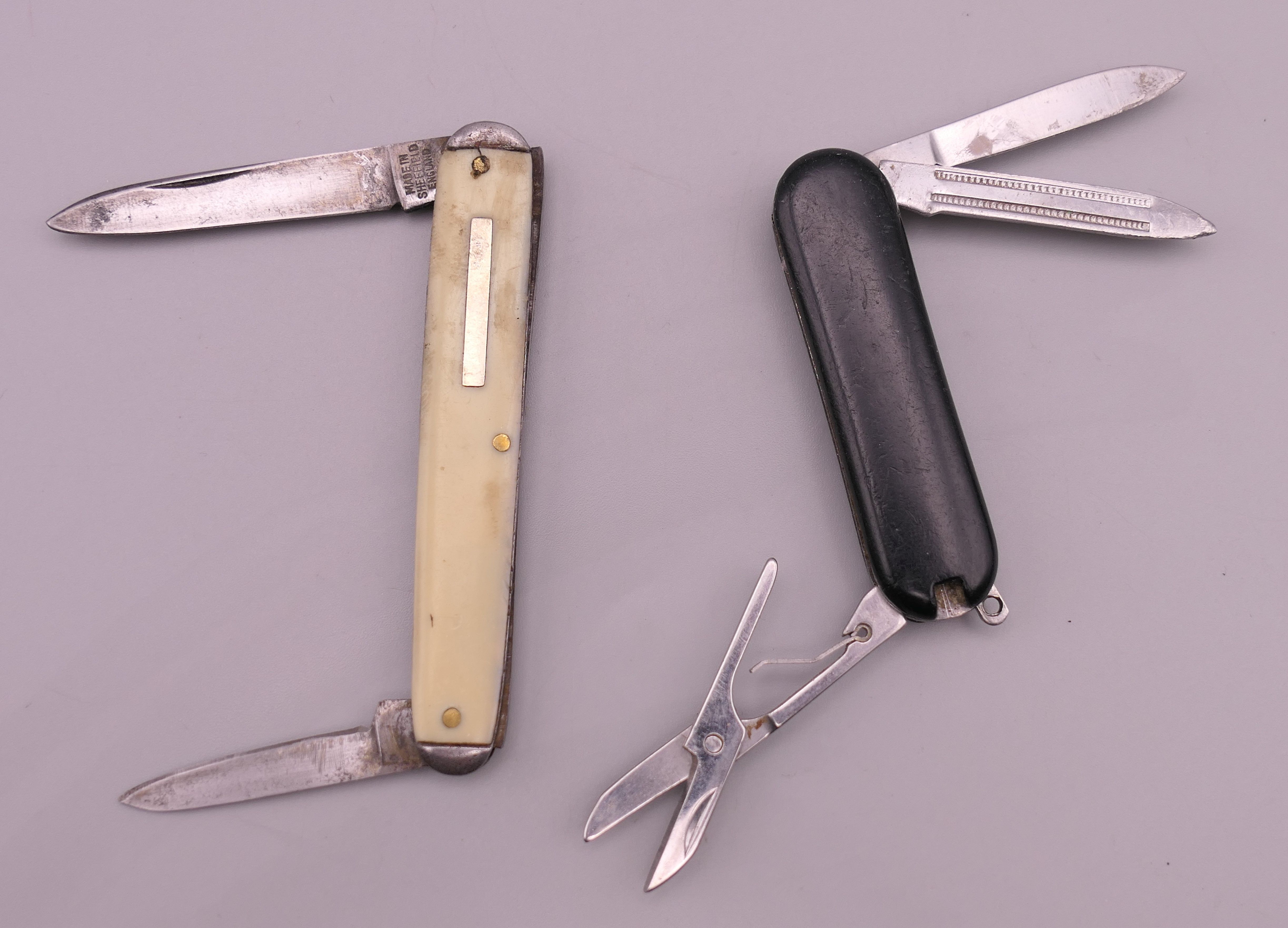 A quantity of various penknives, including a 1942 marlin spike knife and a Swiss Army knife. - Image 5 of 13