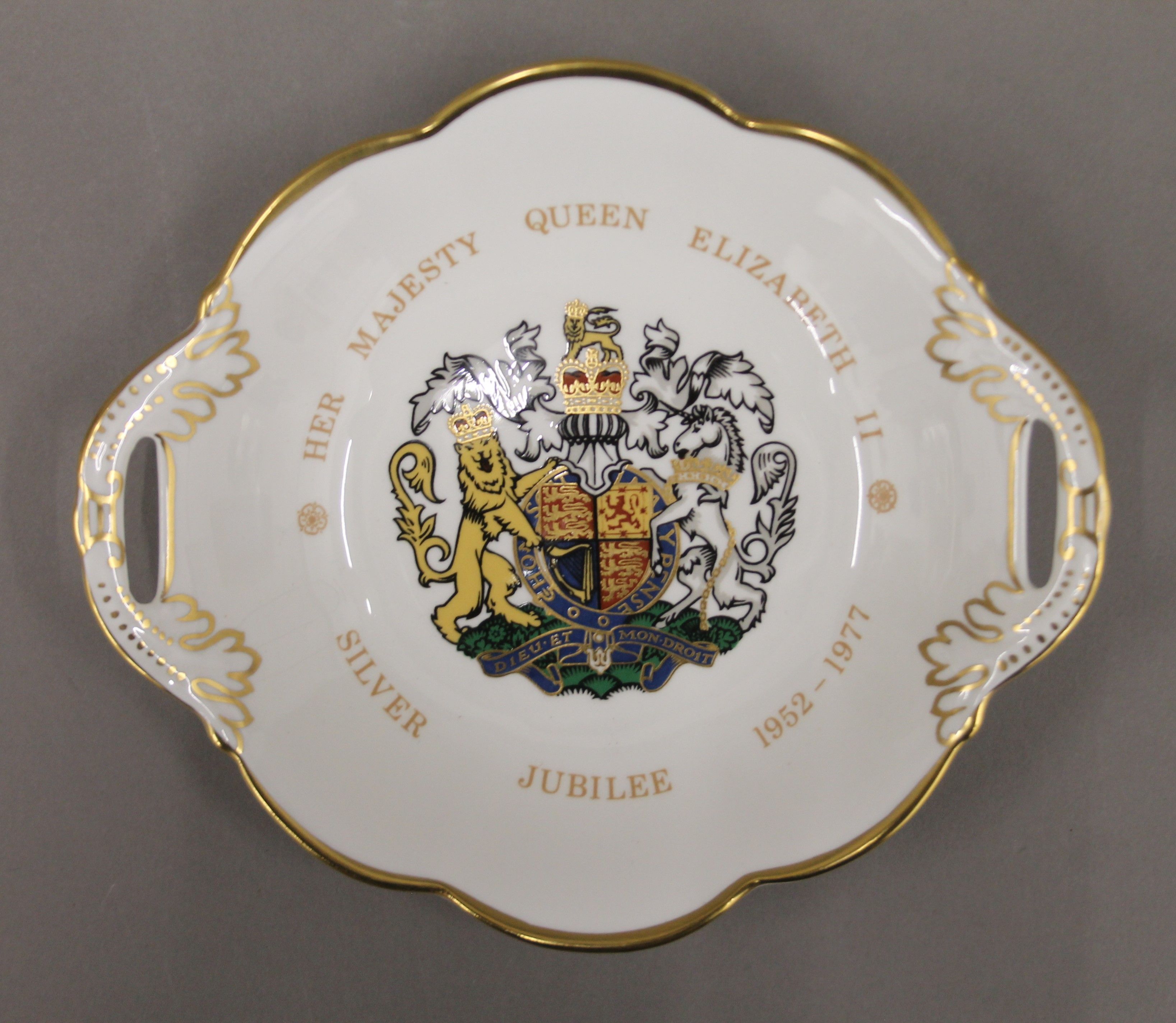 Two boxed Coalport porcelain bowls, made for Queen Elizabeth II Silver Jubilee. - Image 9 of 12