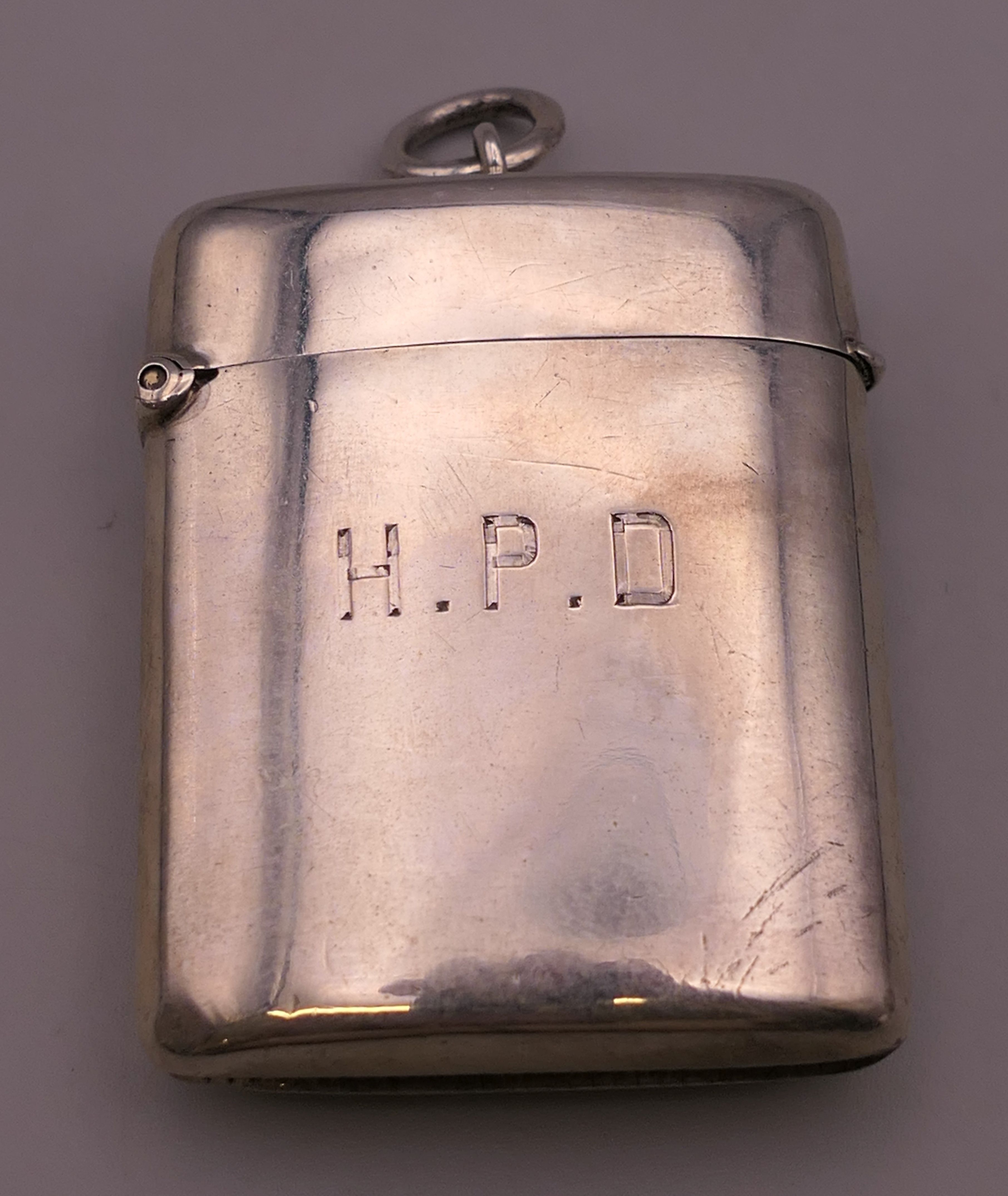 A silver vesta engraved with initials HPD. 5 x 4 cm.