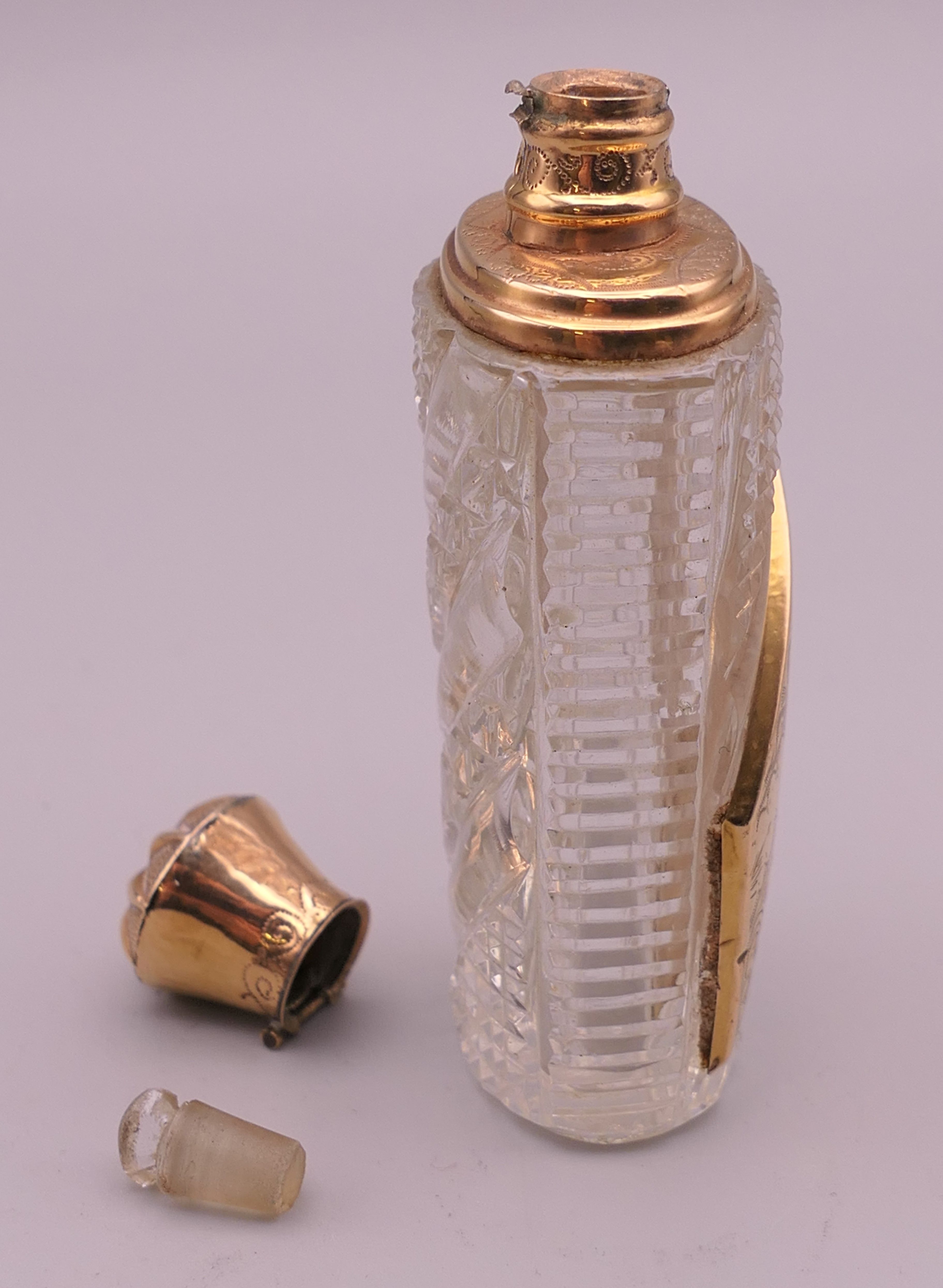 A Continental 18 ct gold and cut crystal glass scent bottle. 9 cm high. - Image 3 of 5