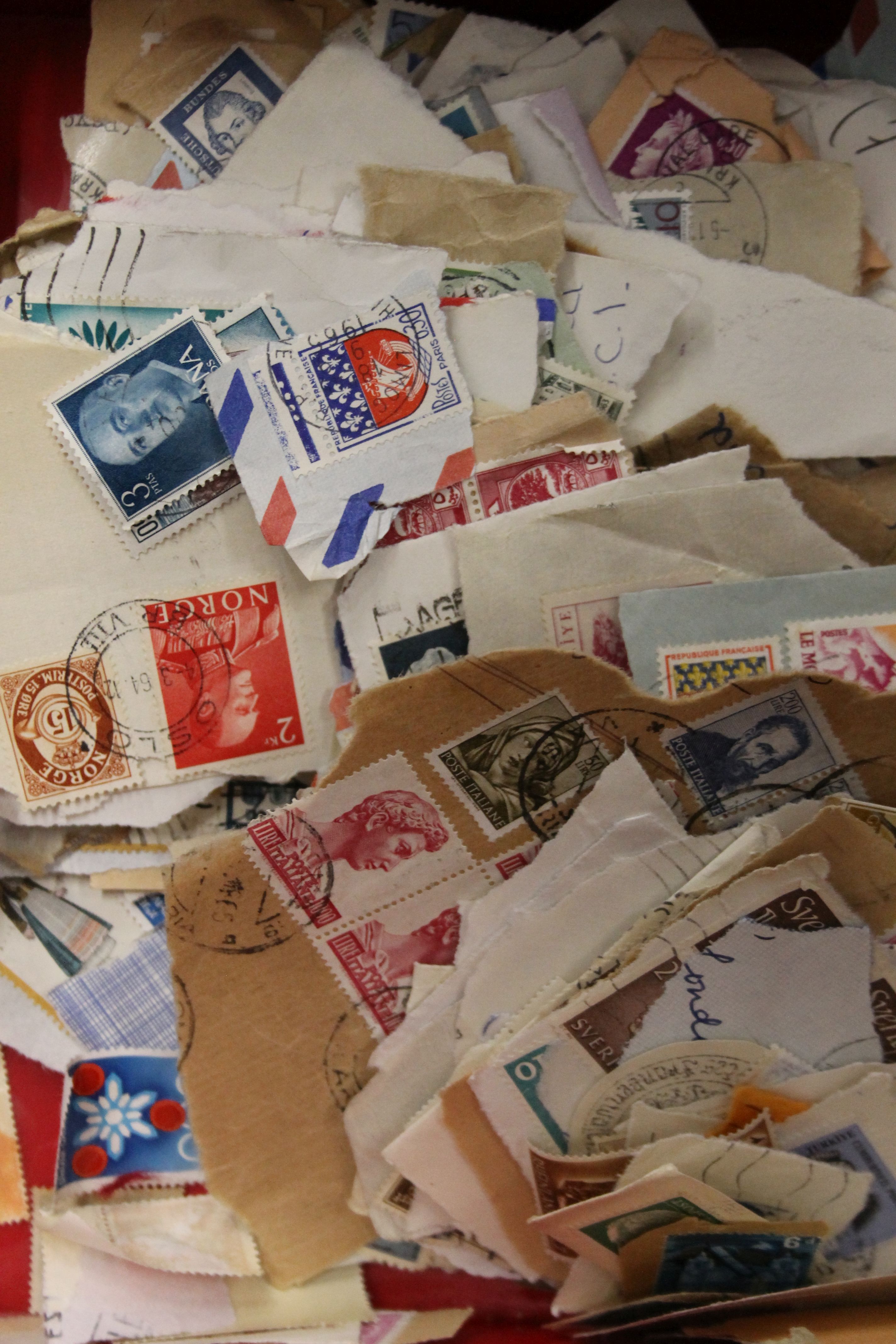 A large collection of stamps. - Image 3 of 3