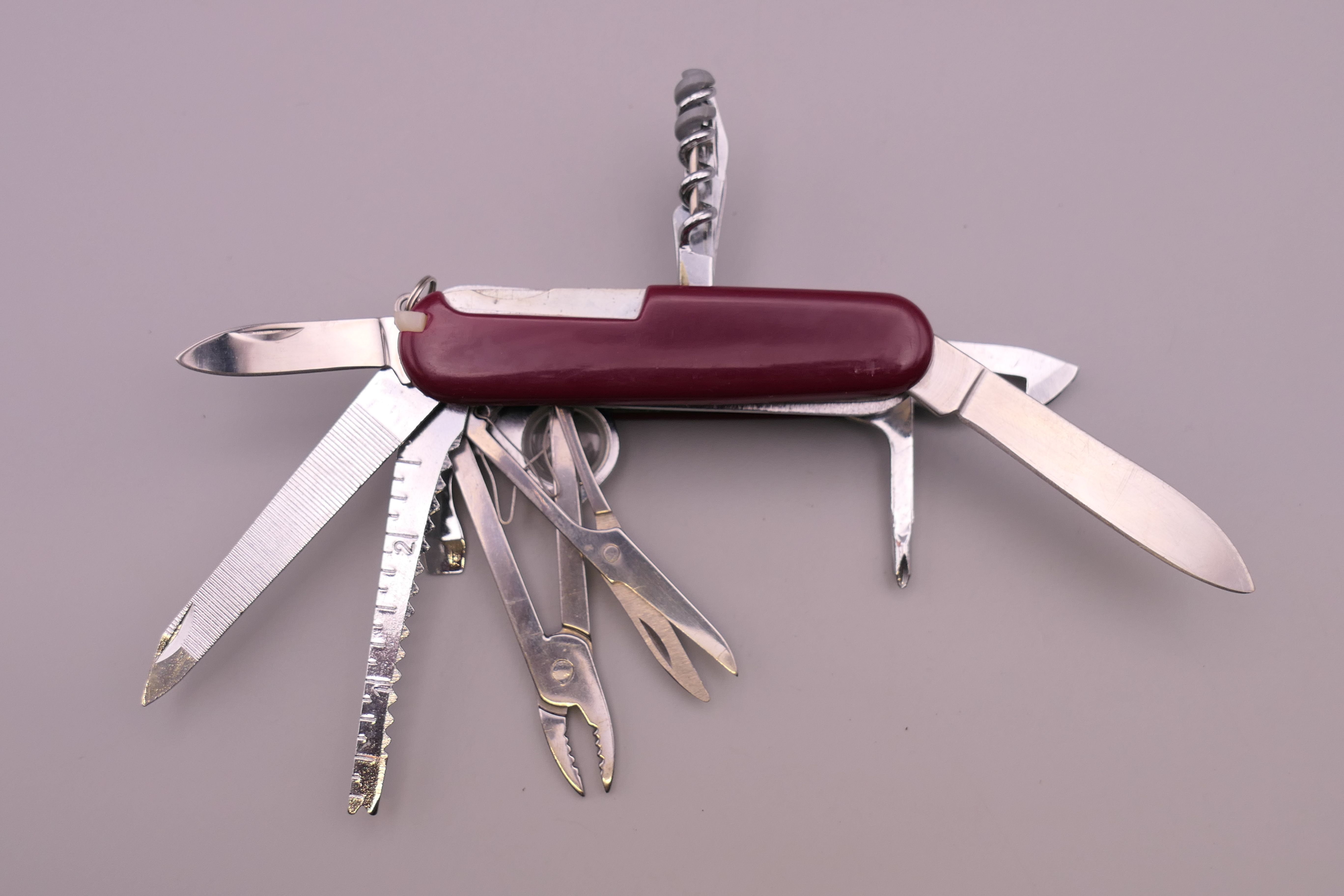 A quantity of various penknives, including a 1942 marlin spike knife and a Swiss Army knife. - Image 13 of 13