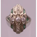 An 18 K white gold Art Deco style emerald and diamond ring. Ring size K/L. 4.