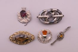 A quantity of various brooches.