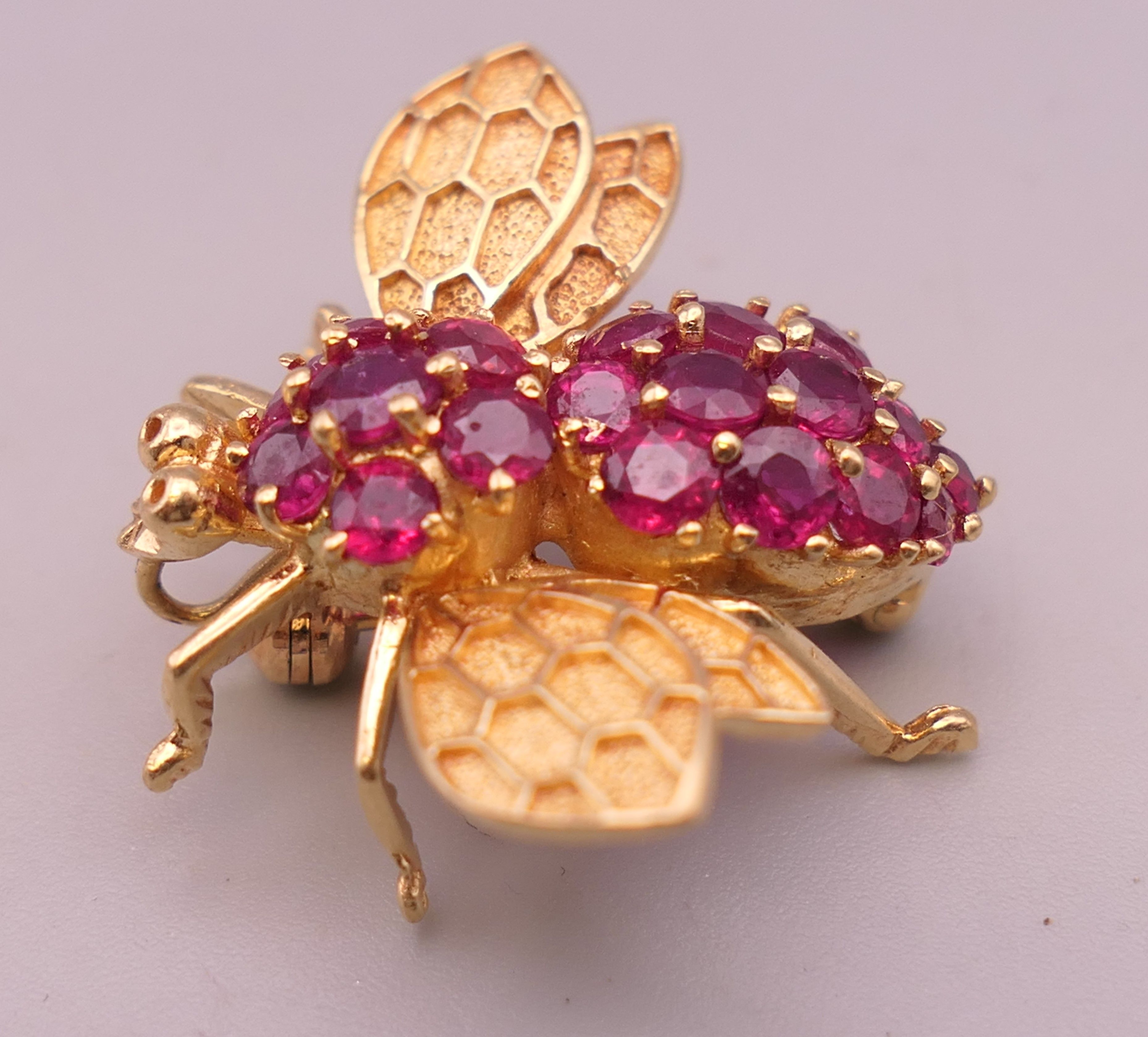 A 14 ct gold and ruby bee form brooch. 2.5 cm long. 6.8 grammes total weight. - Image 4 of 7