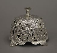 A Victorian silver table bell. 6.5 cm high. 188.4 grammes total weight.