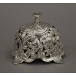 A Victorian silver table bell. 6.5 cm high. 188.4 grammes total weight.