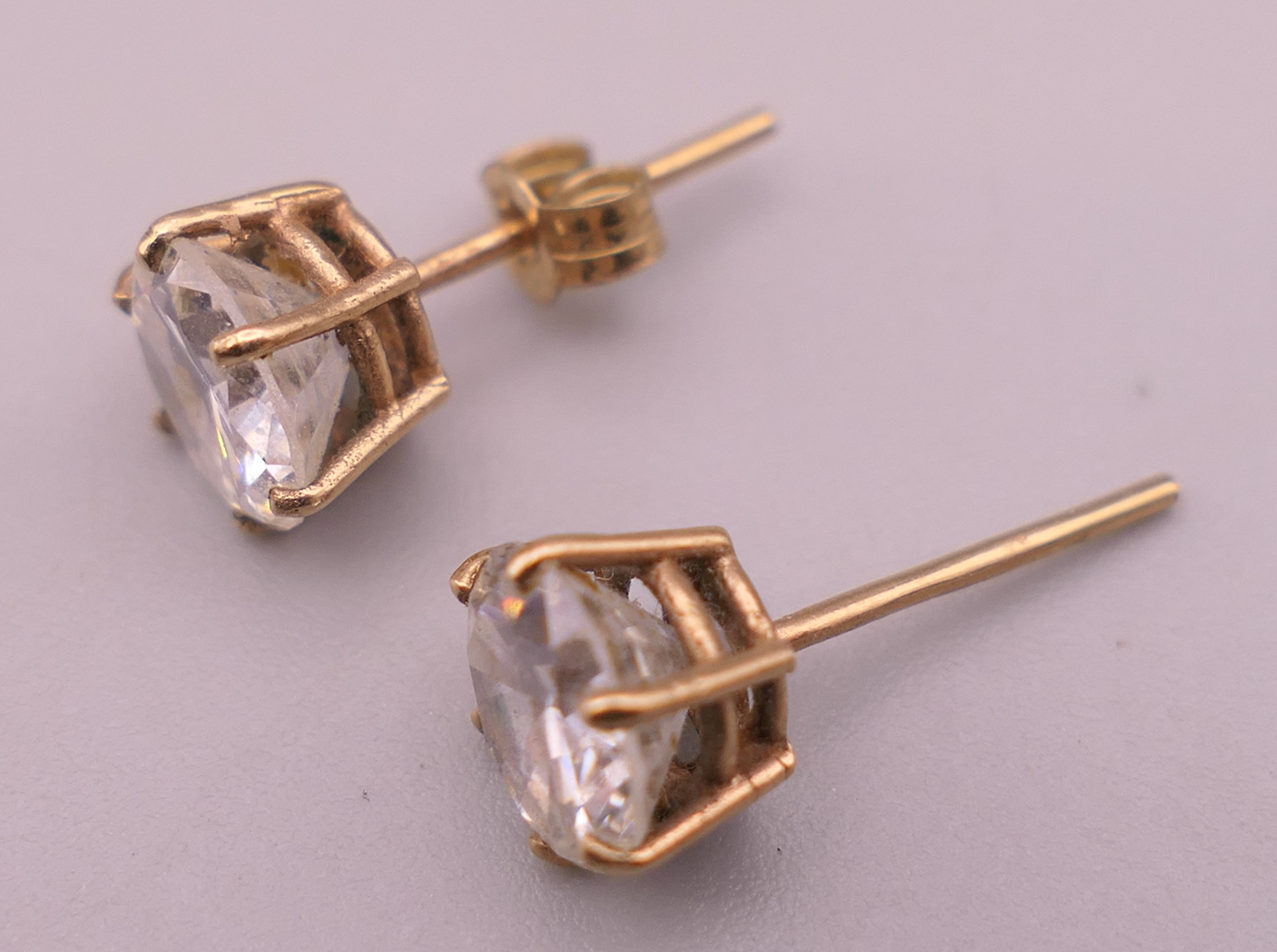 A quantity of earrings, including two pairs of 9 ct gold earrings. Blue bead earrings 5 cm long. - Image 8 of 10