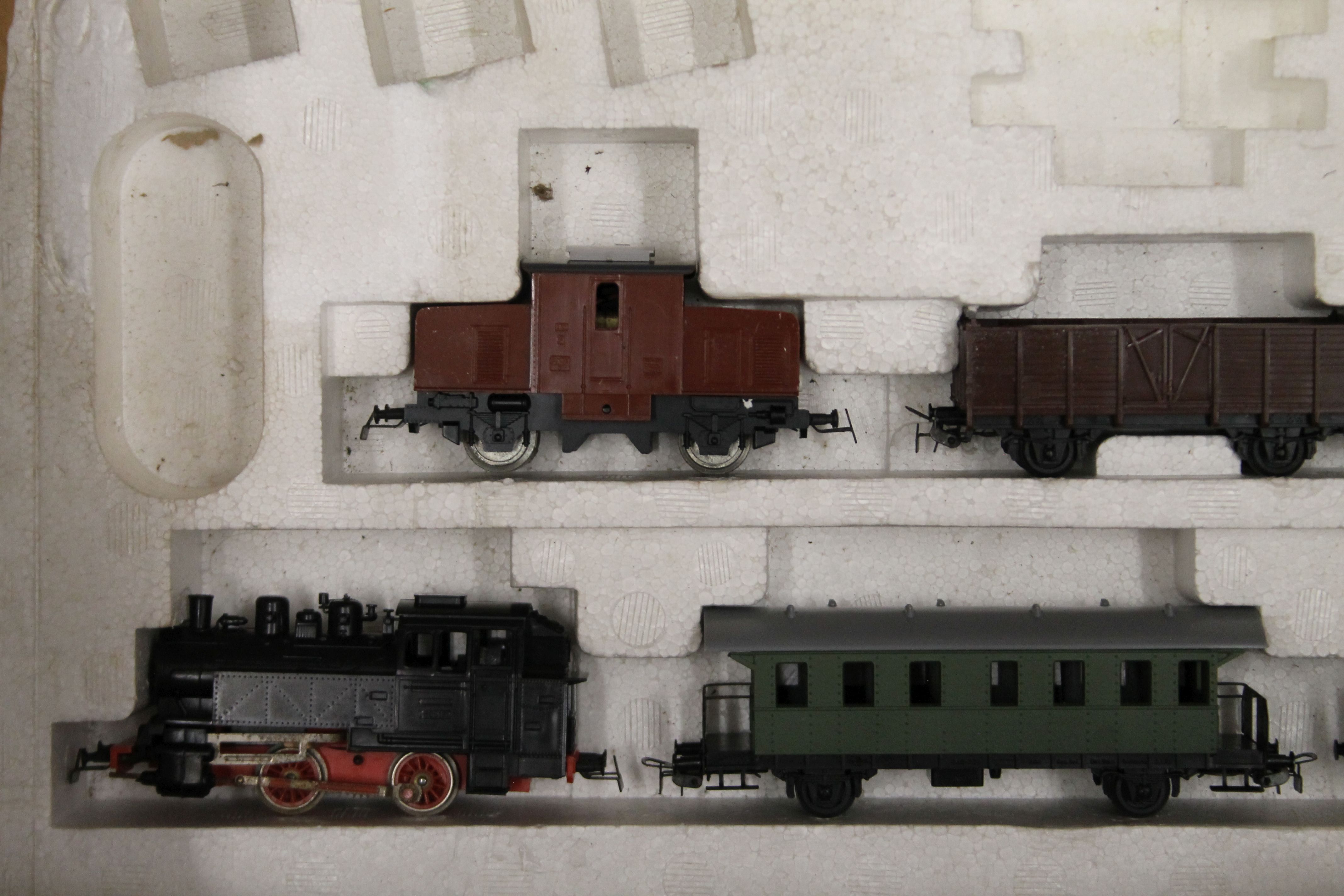A quantity of various HO gauge model trains/railways, including Schicht, AHM, etc. - Image 2 of 5