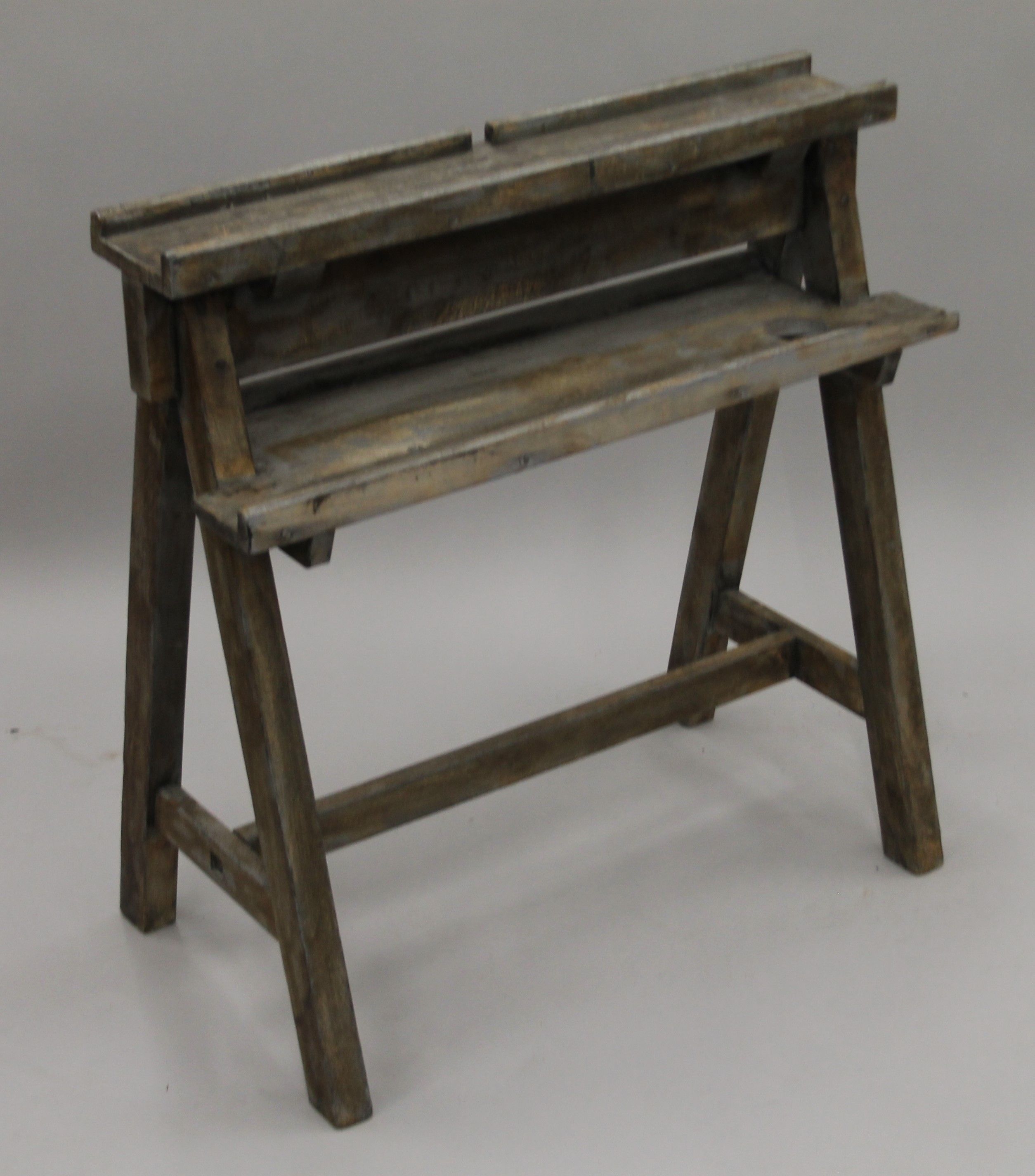 An artist's easel. 71 cm wide. - Image 2 of 4