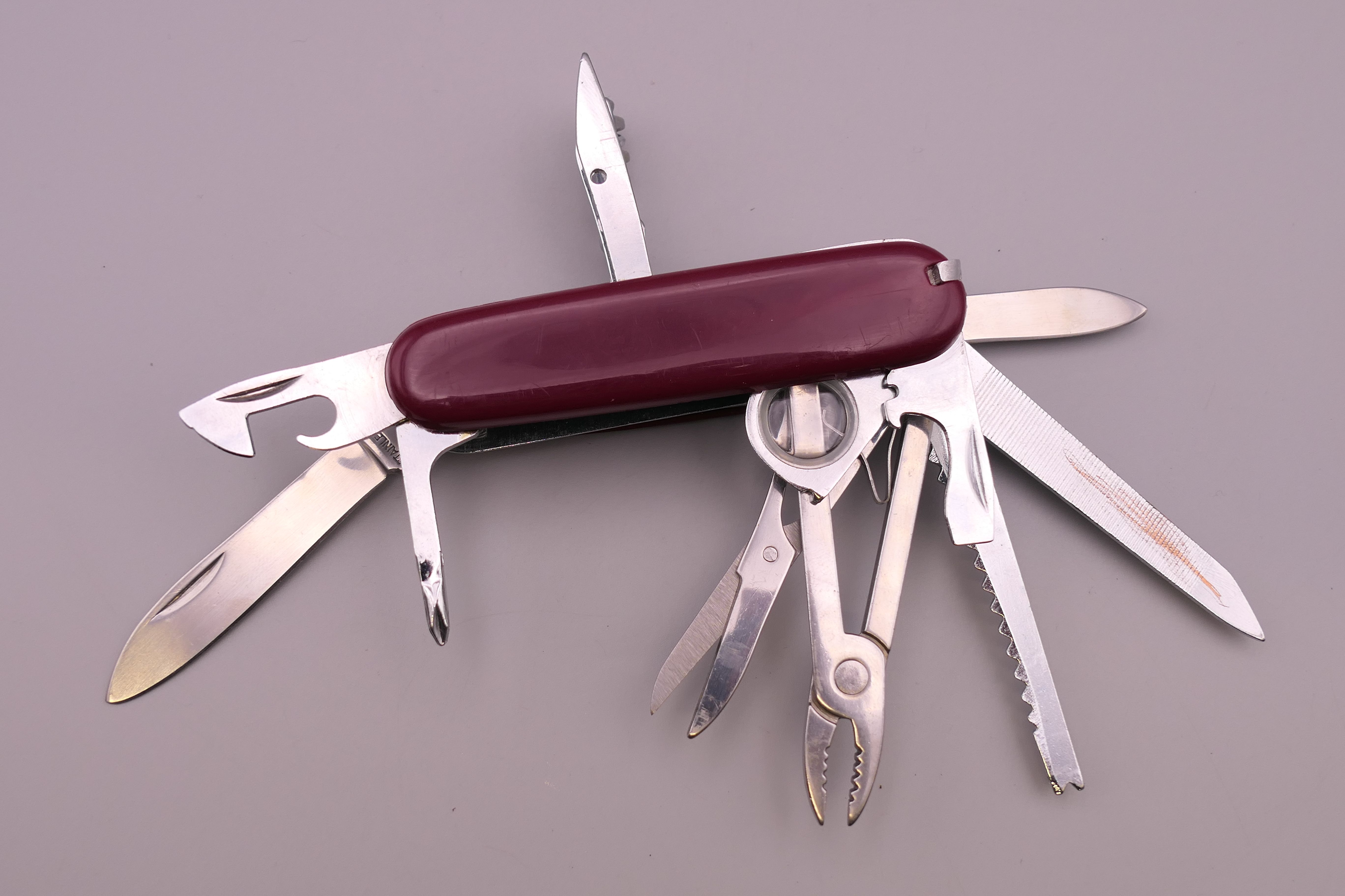 A quantity of various penknives, including a 1942 marlin spike knife and a Swiss Army knife. - Image 12 of 13