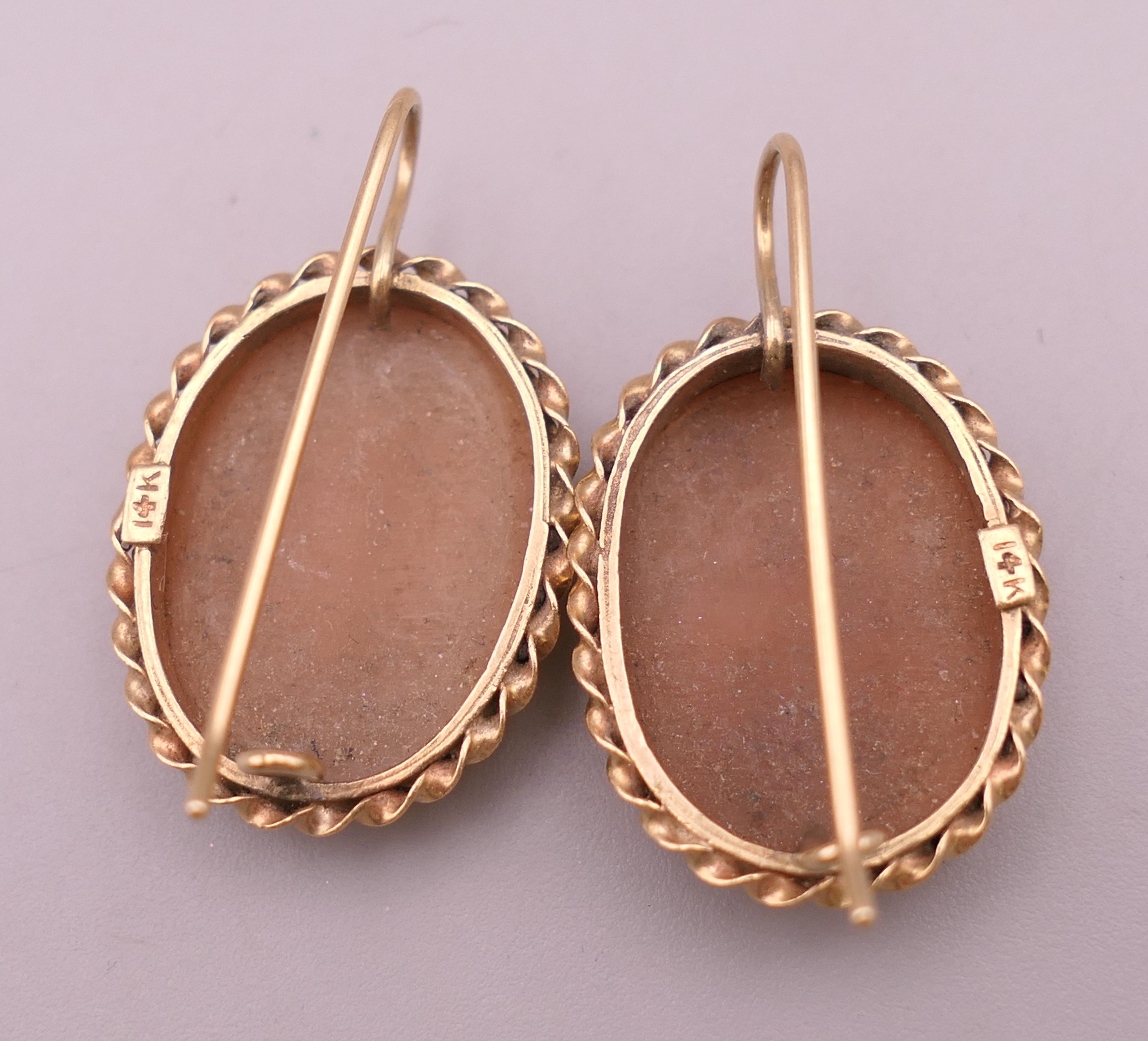 A pair of 14 K gold cameo earrings. Cameos 2 cm high. 6.8 grammes total weight. - Image 3 of 5