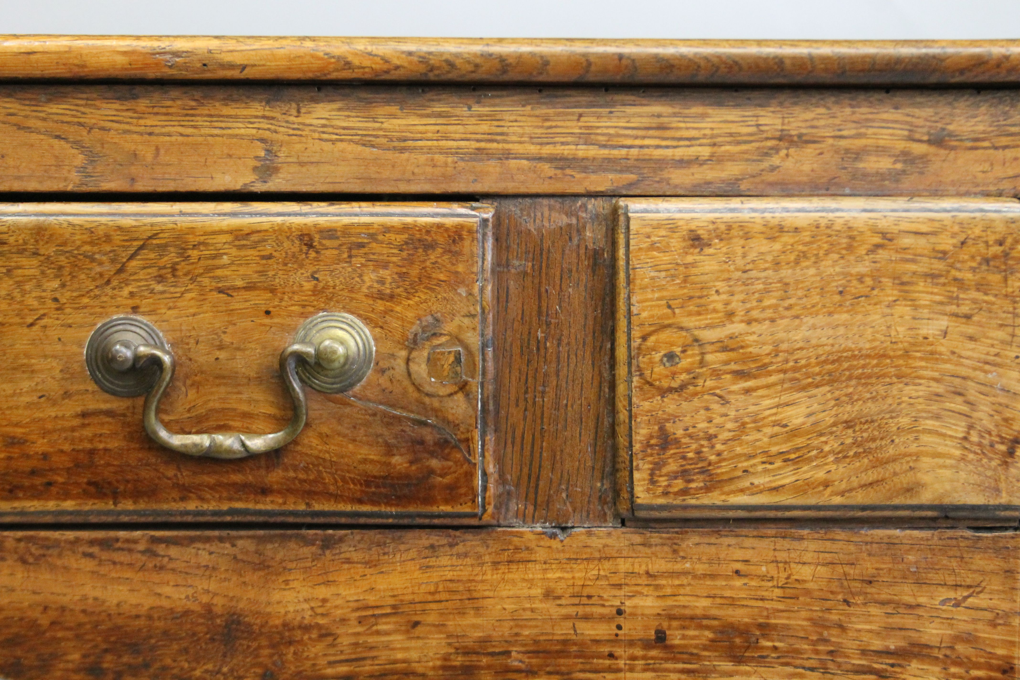 A Georgian oak pot board dresser. 134 cm wide. - Image 7 of 8