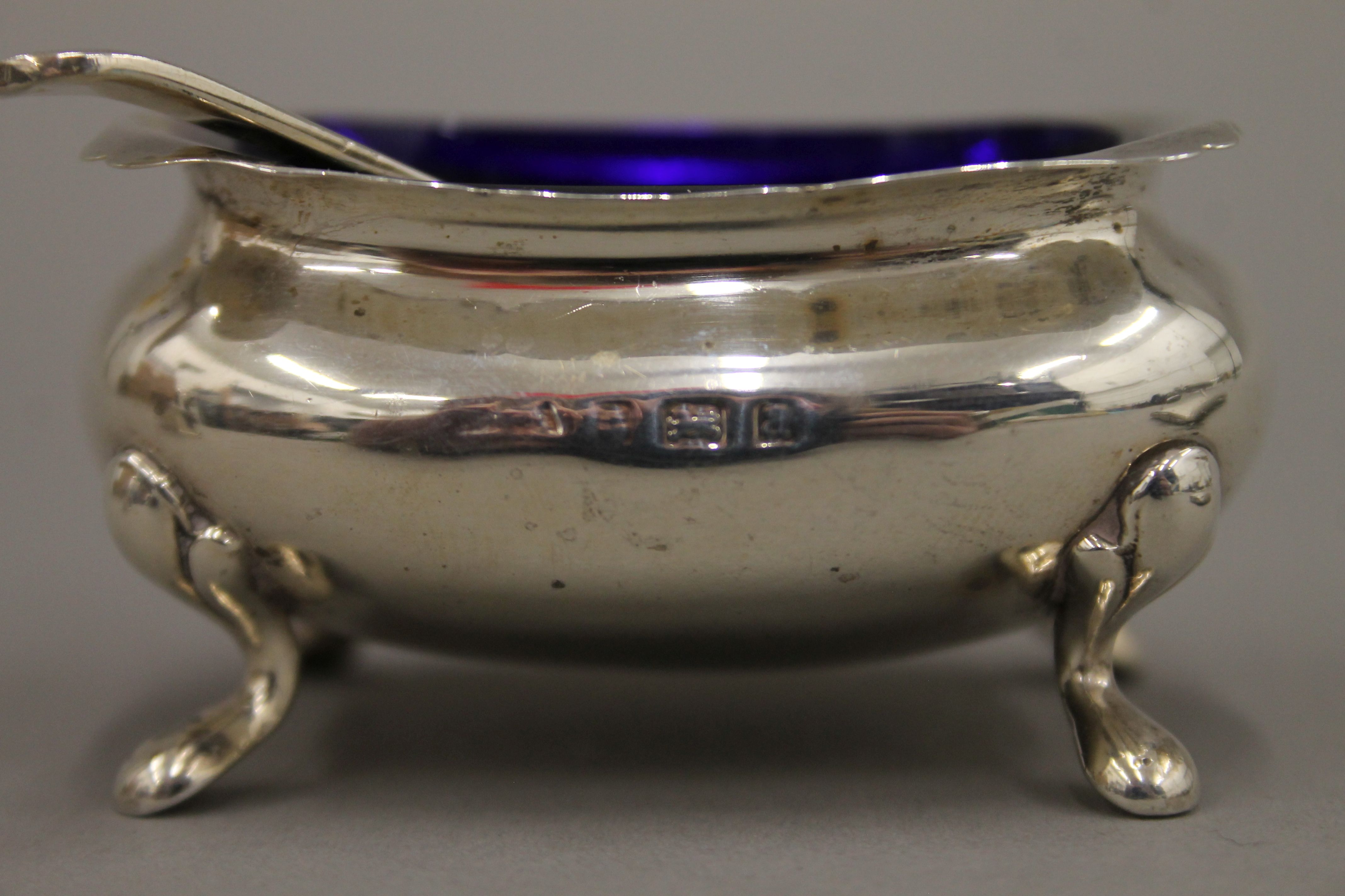 A silver compact, a silver salt and a silver napkin ring. 156.4 grammes. - Image 5 of 11