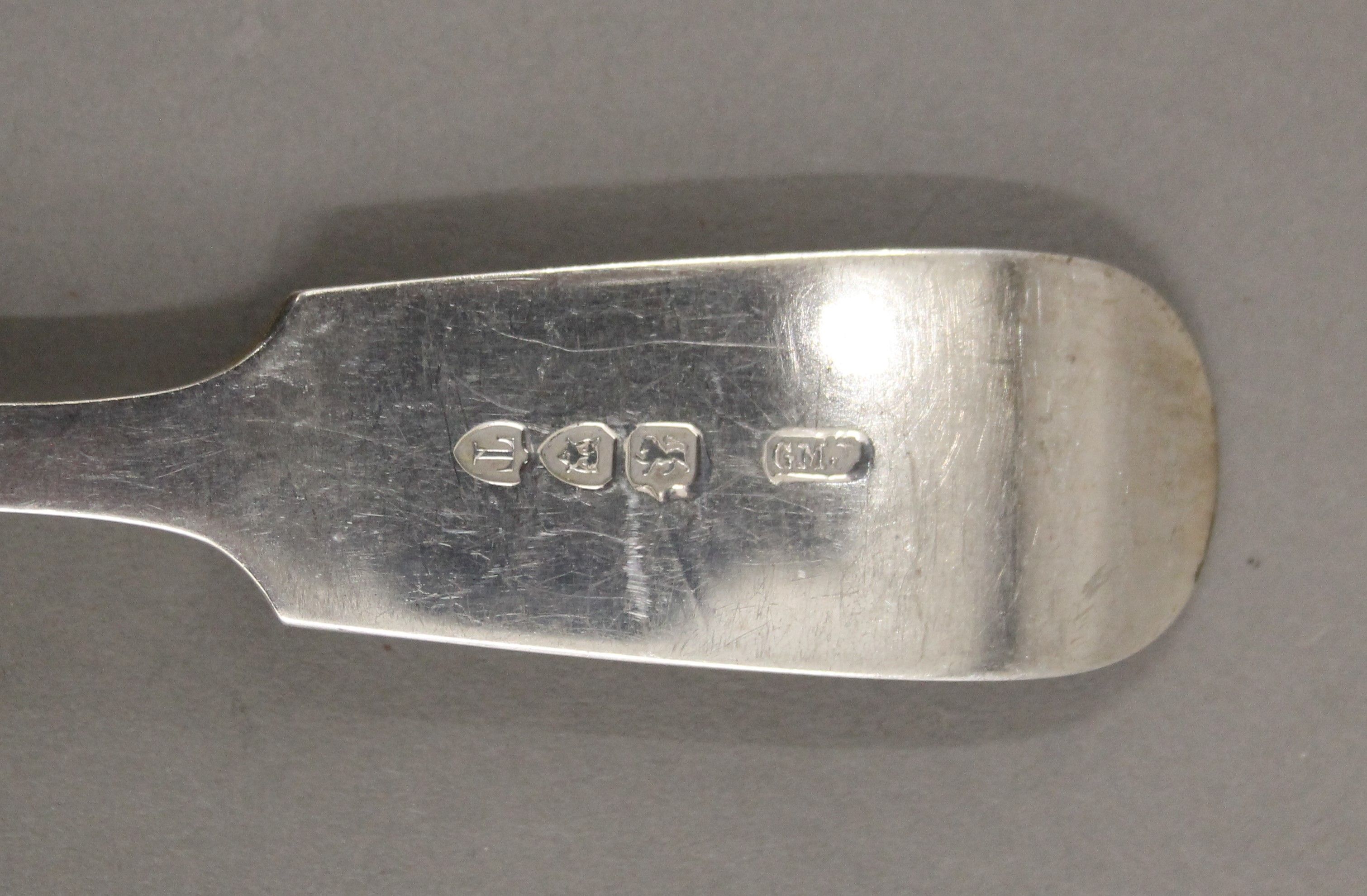 A six place setting of silver flatware. 1225.7 grammes. - Image 7 of 7