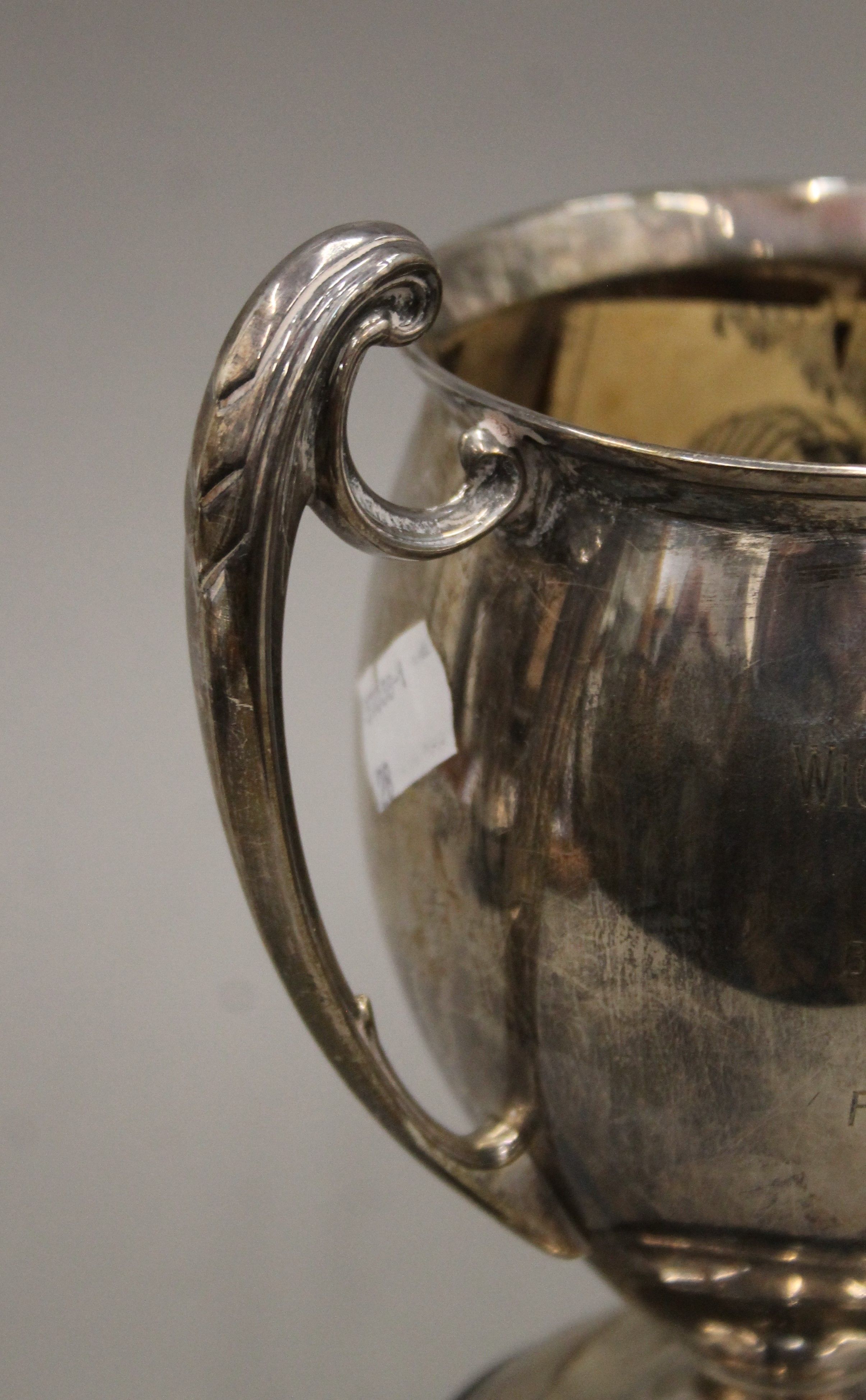 A silver twin handled trophy cup on stand. 25 cm high. 580.1 grammes total weight including base. - Image 5 of 6